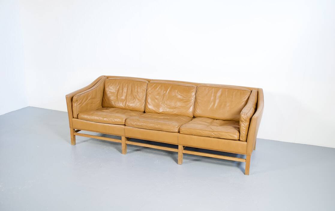 3-seater sofa in cognac leather, Georg Thams, 1960s, Grant Mobelfabrik, publisher