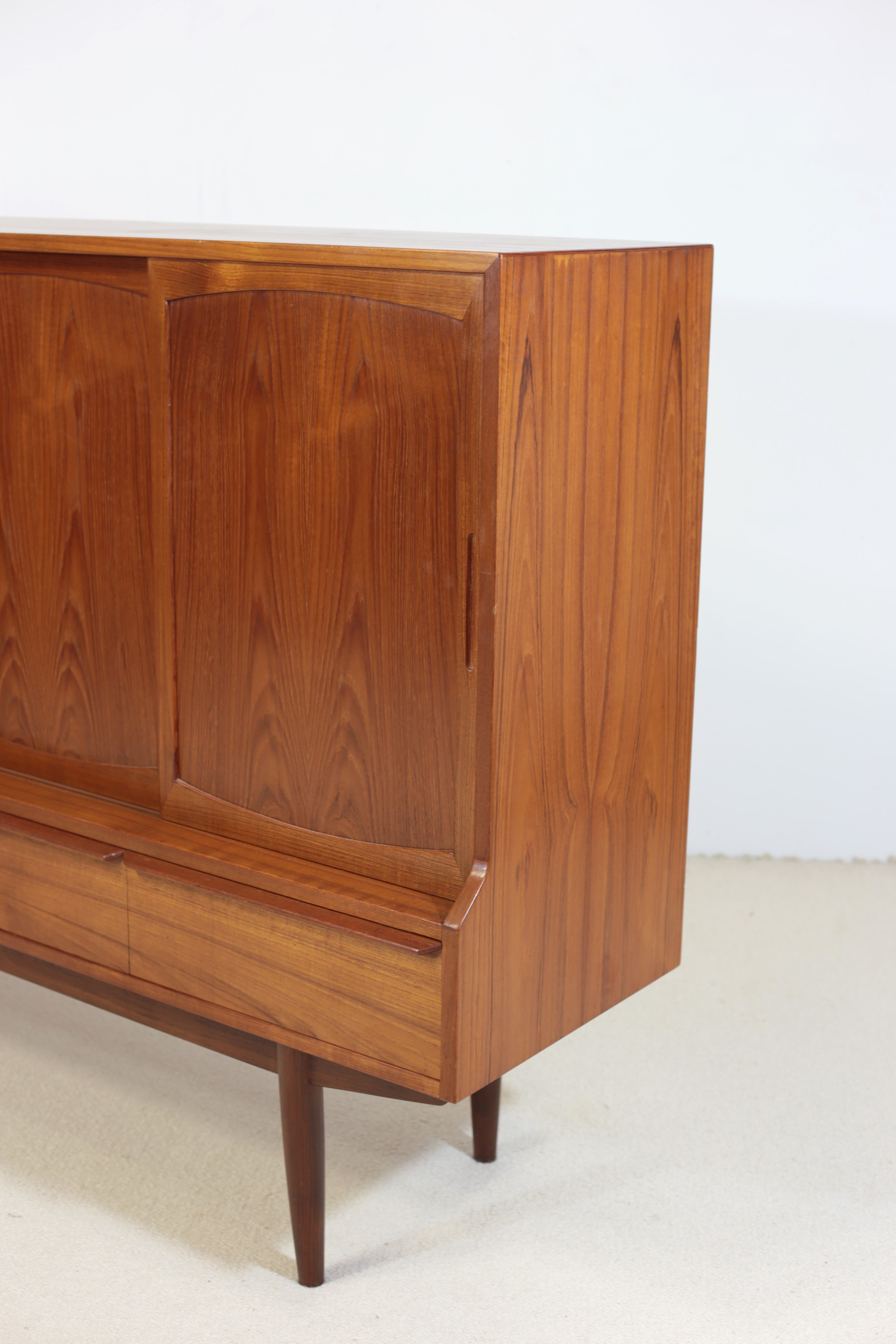 Henning Kjaernulf high sideboard