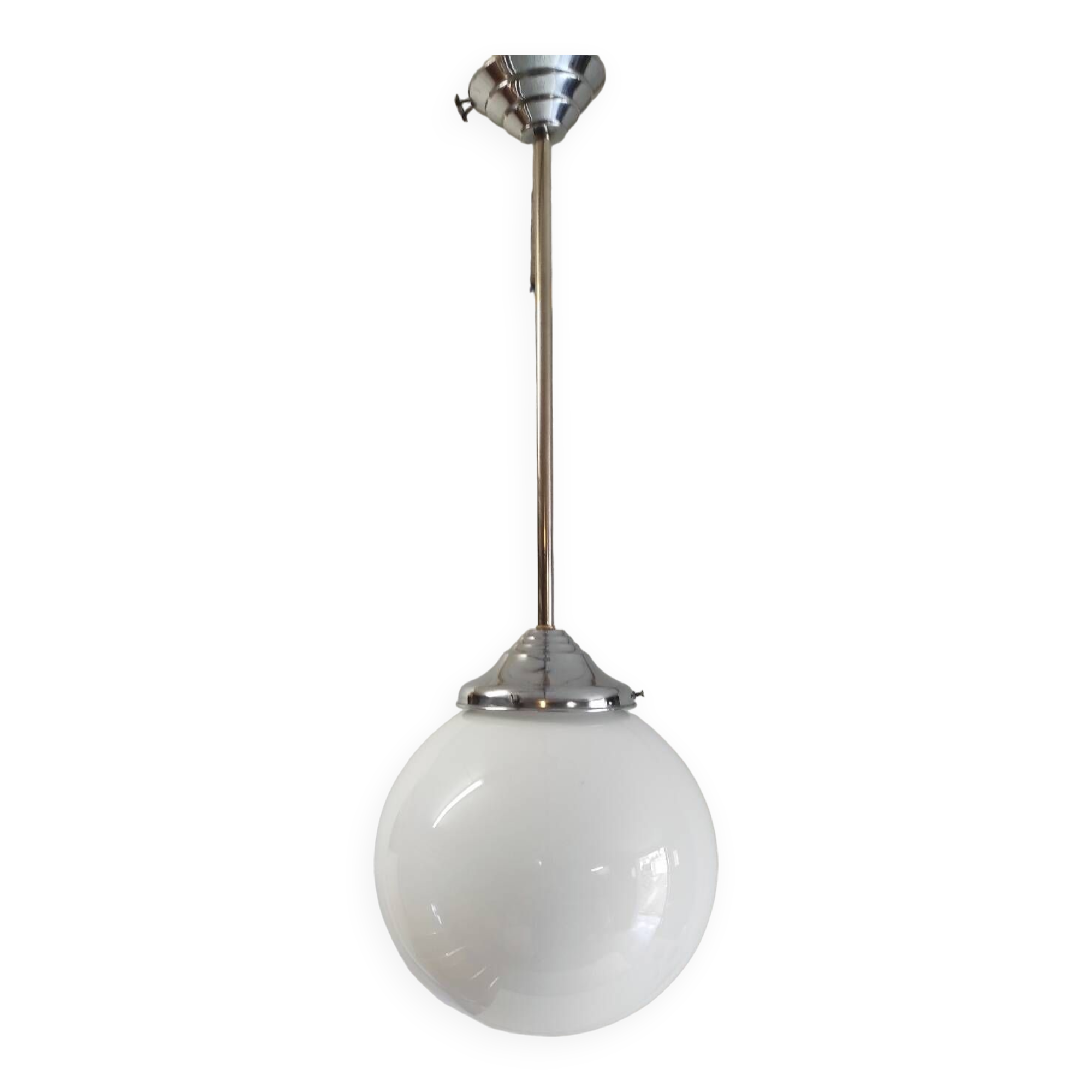 Suspension Bauhaus globe opaline et métal chromé - années 50/60