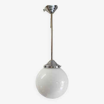 Suspension Bauhaus globe opaline et métal chromé - années 50/60