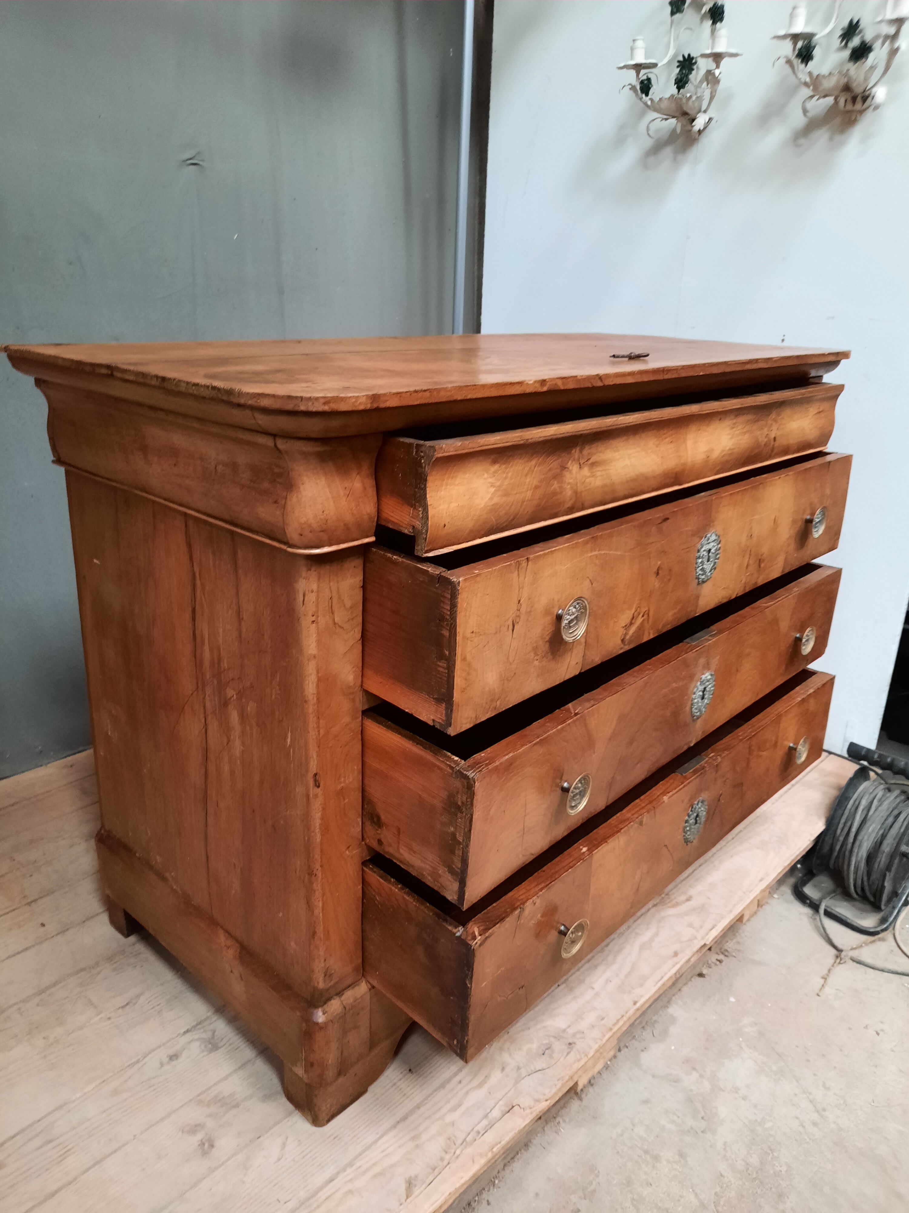 Commode Louis Philippe à doucine