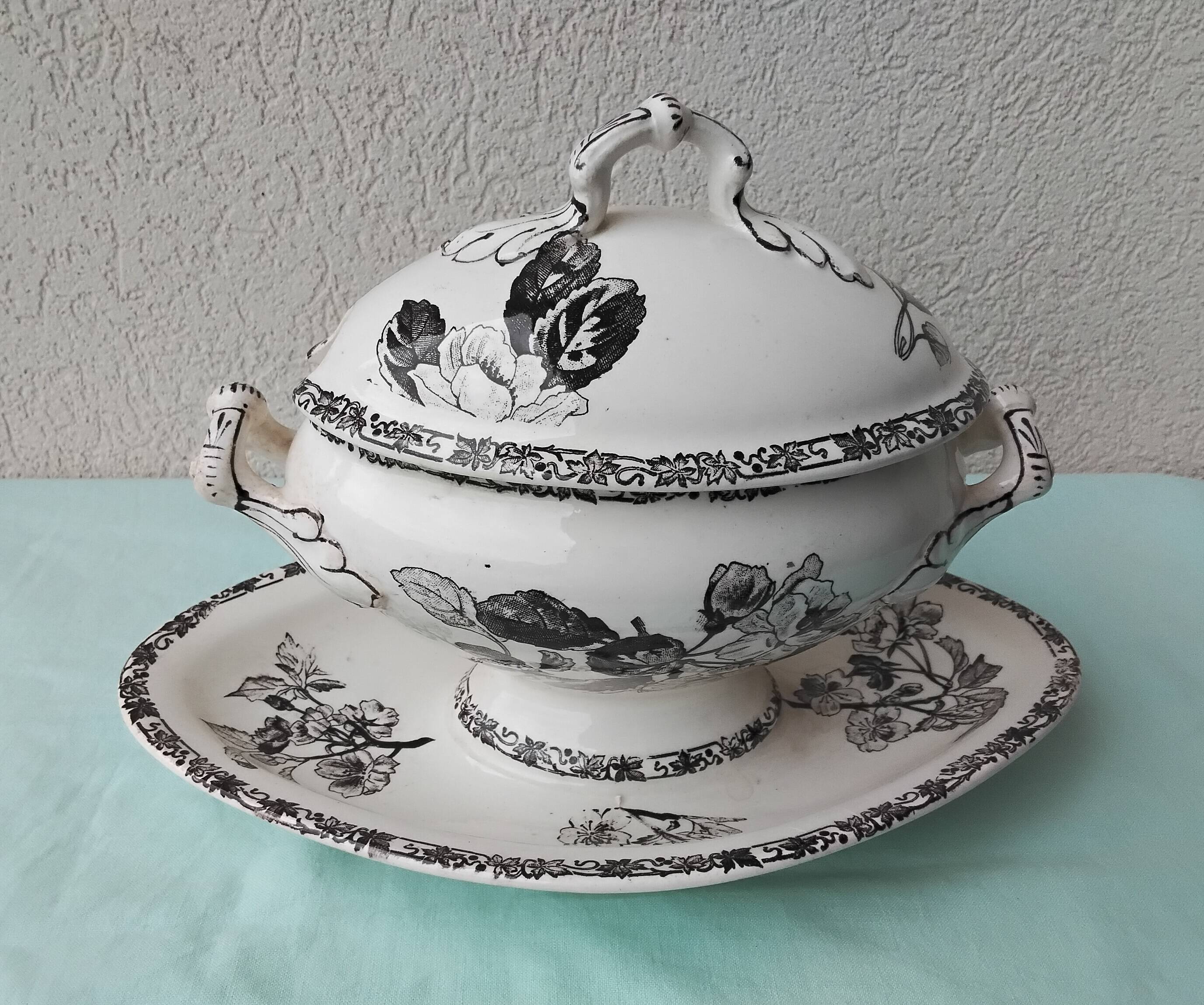 Saucière en faïence de Choisy le Roi