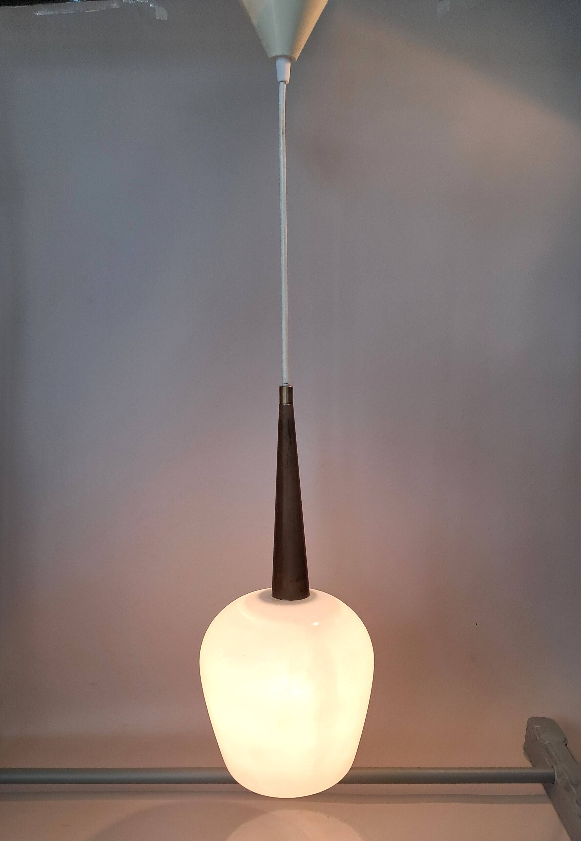 Suspension Louis Kalff  teck et opaline blanche 1950/1960.