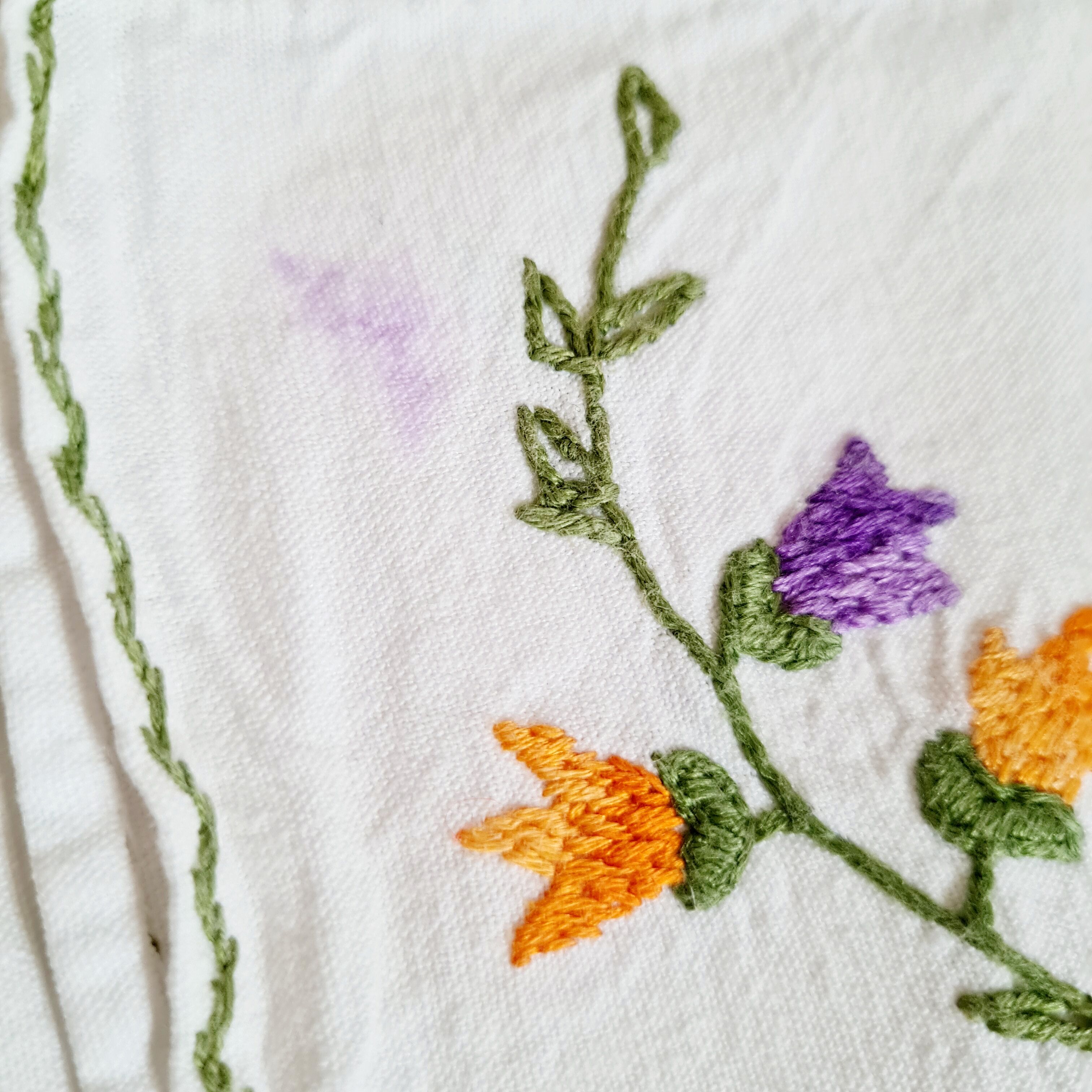 Set of 10 white towels embroidered flowers