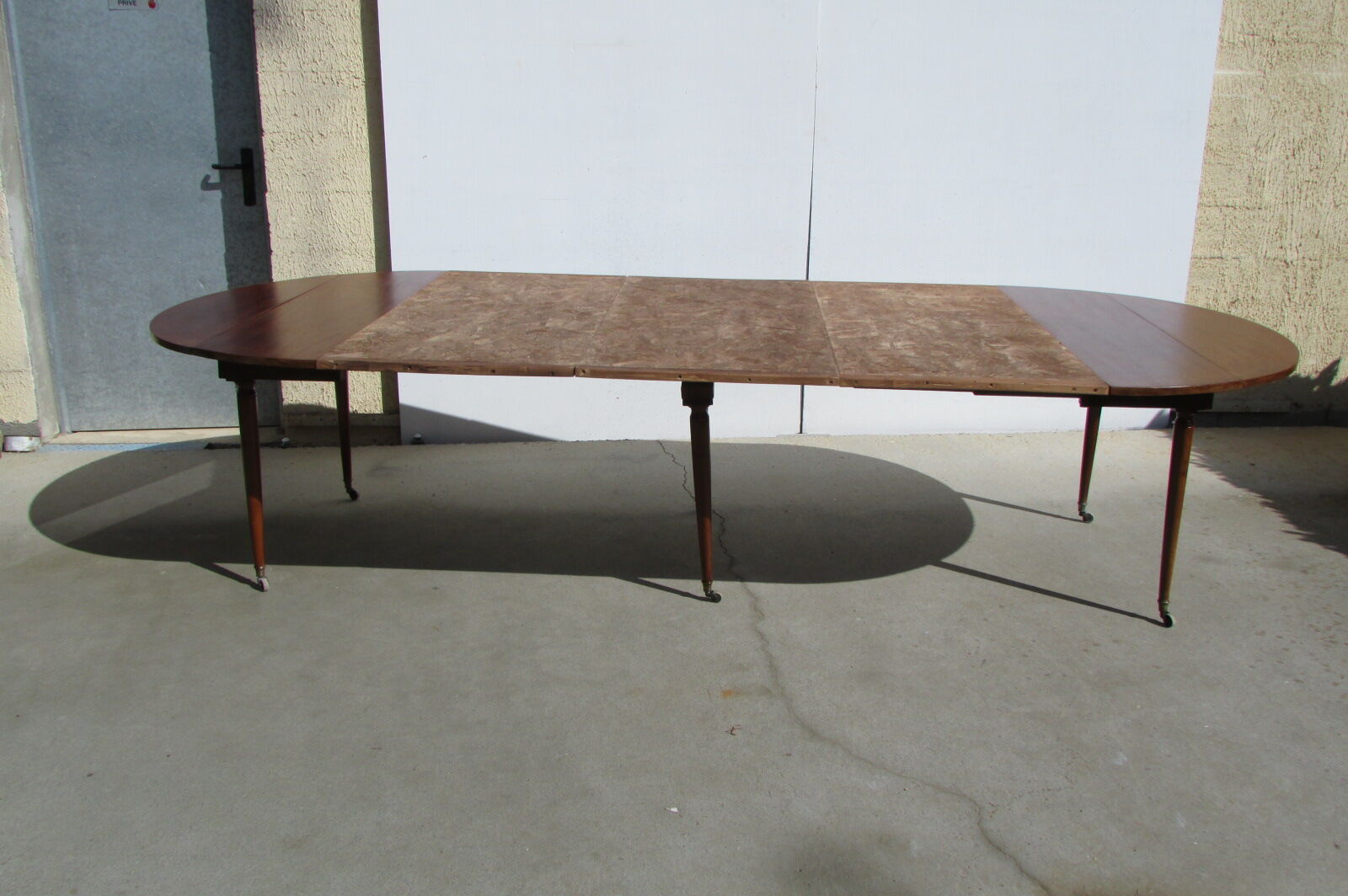 Beautiful round table 6 feet mahogany spindles, extendable