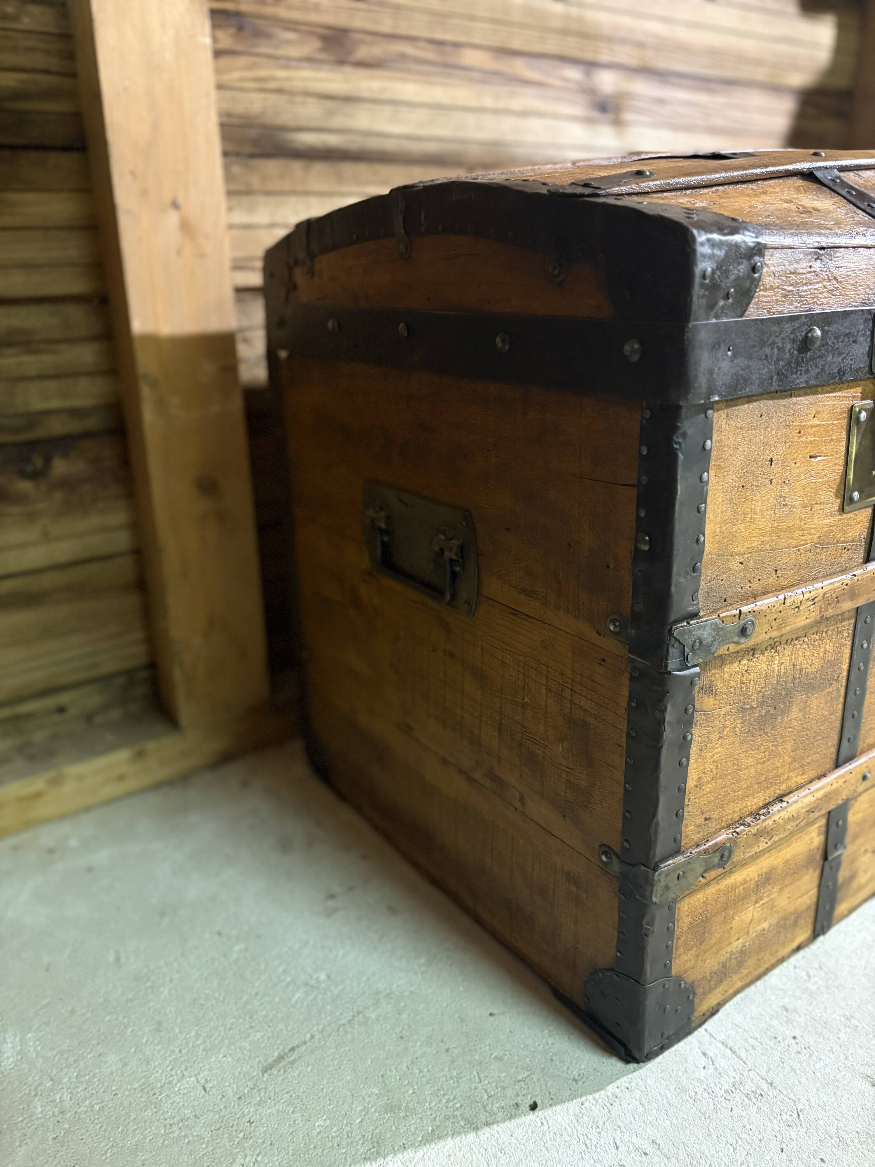 Grande malle de voyage bombée ancienne – restaurée avec soin