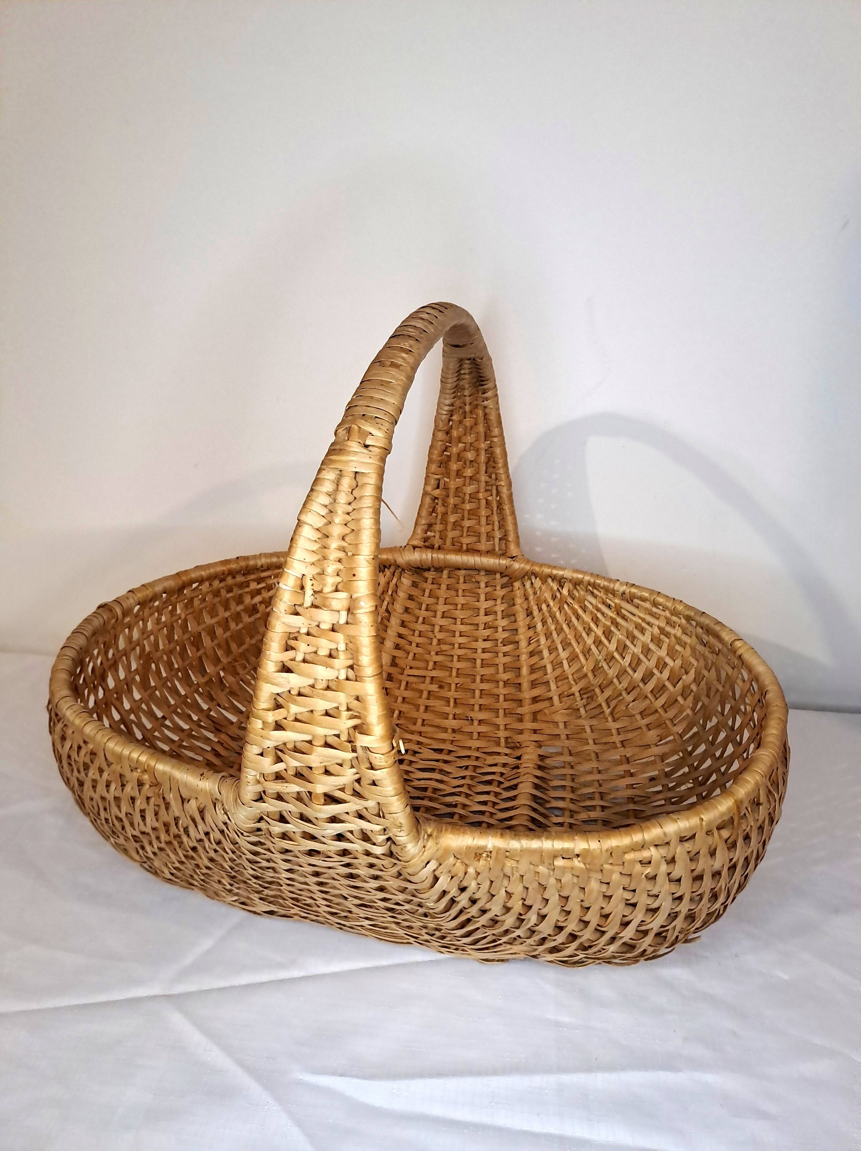 Large vintage light wicker basket – Integrated central handle
