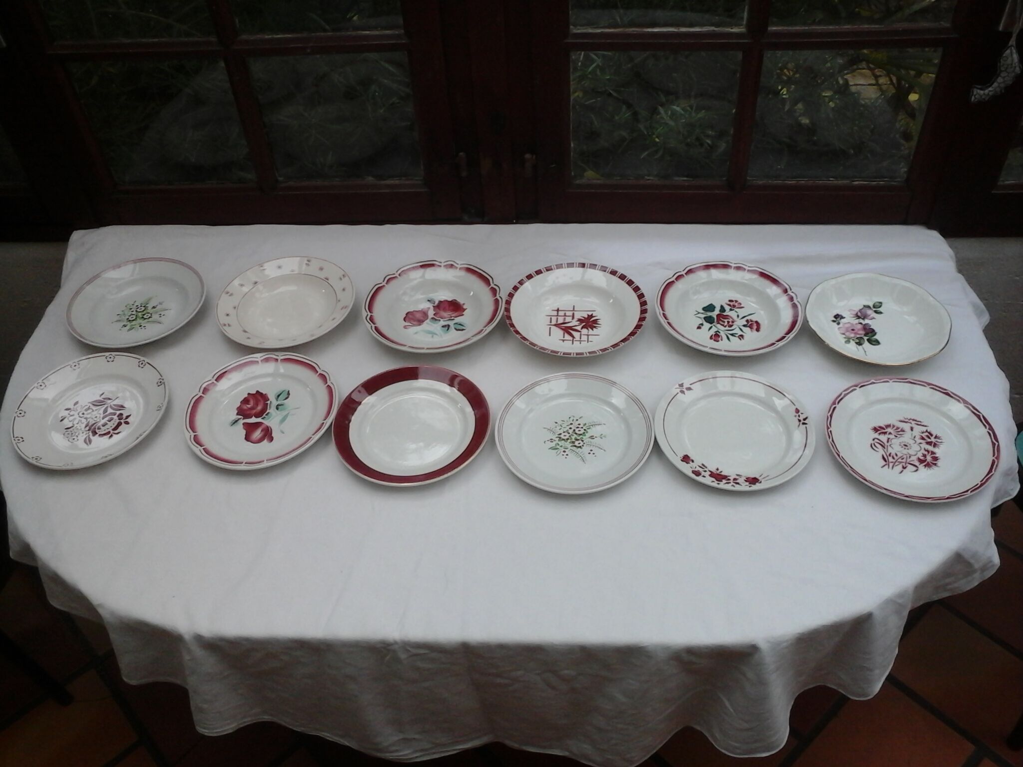 Assortment of 12 dominant plates red and green