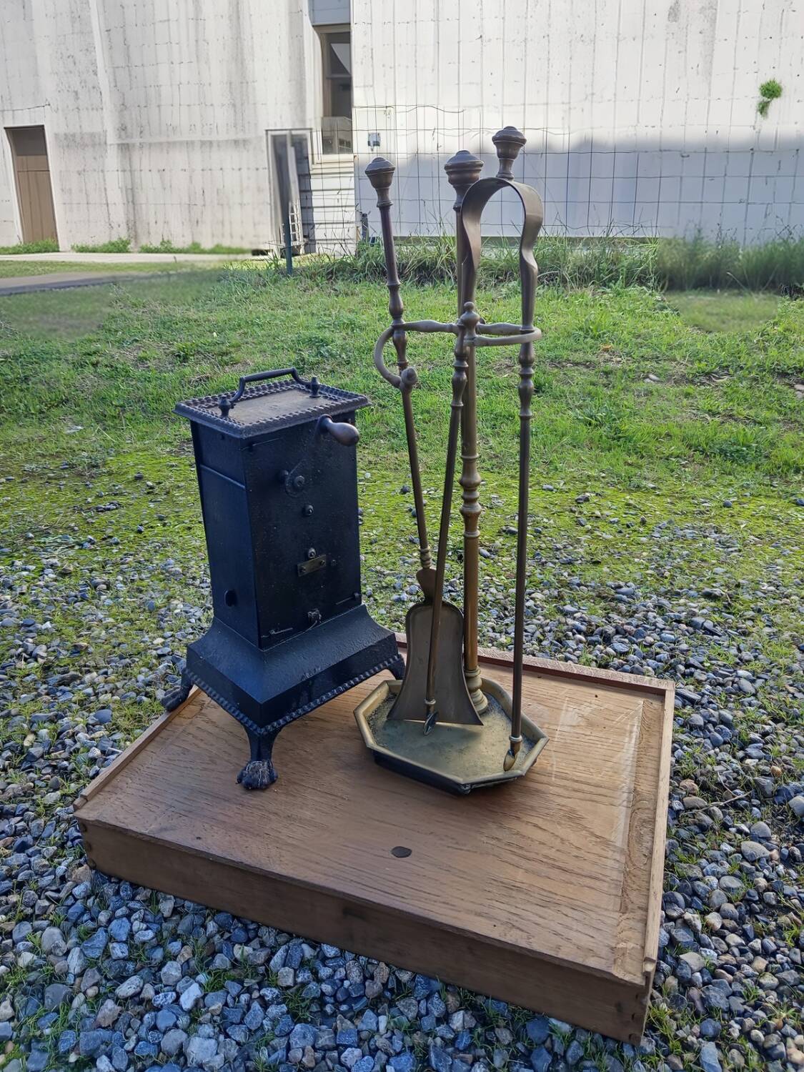 Magnificent set: brass fireplace accessories + rare items