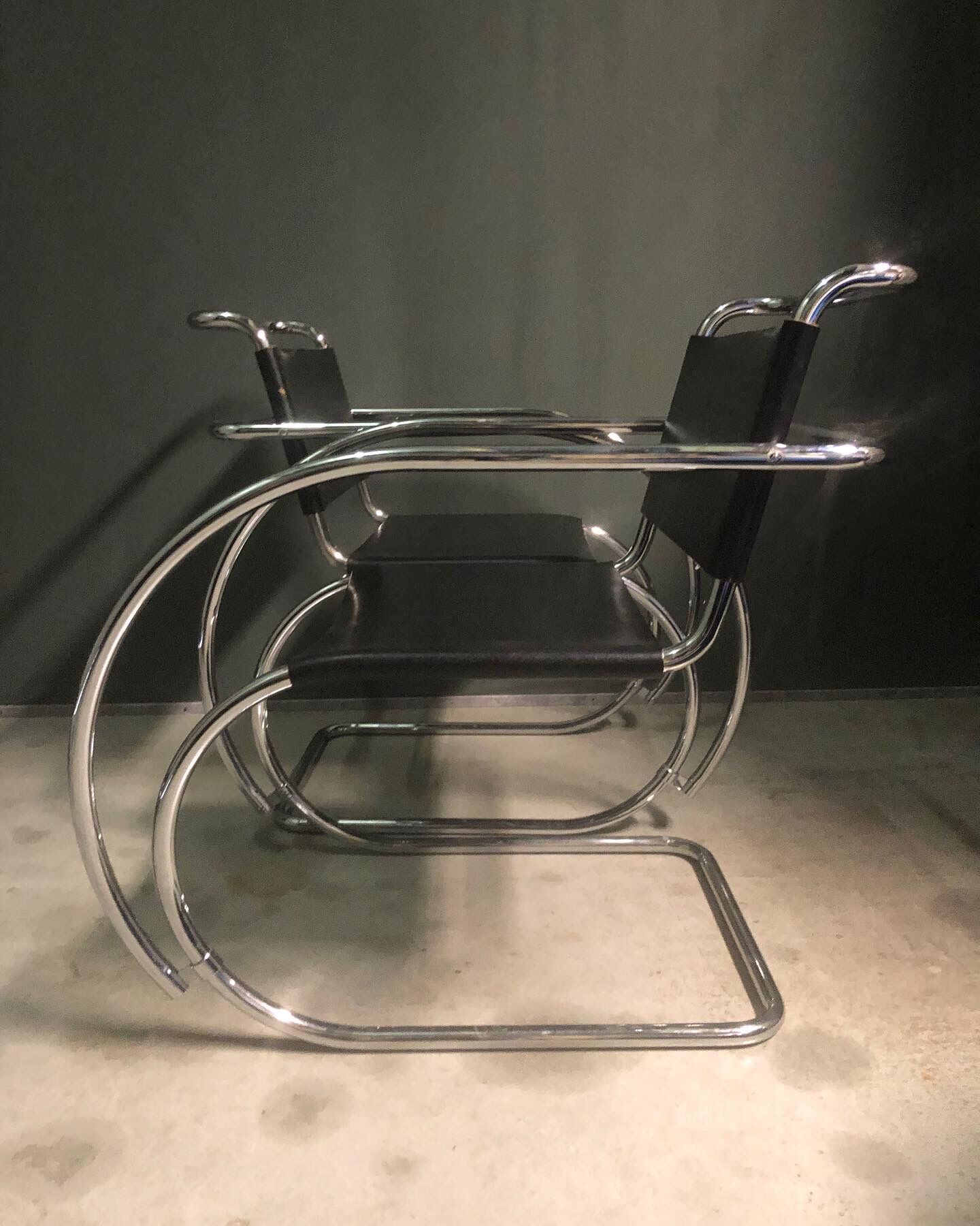 2 chairs by Mies Van Der Rohe MR20