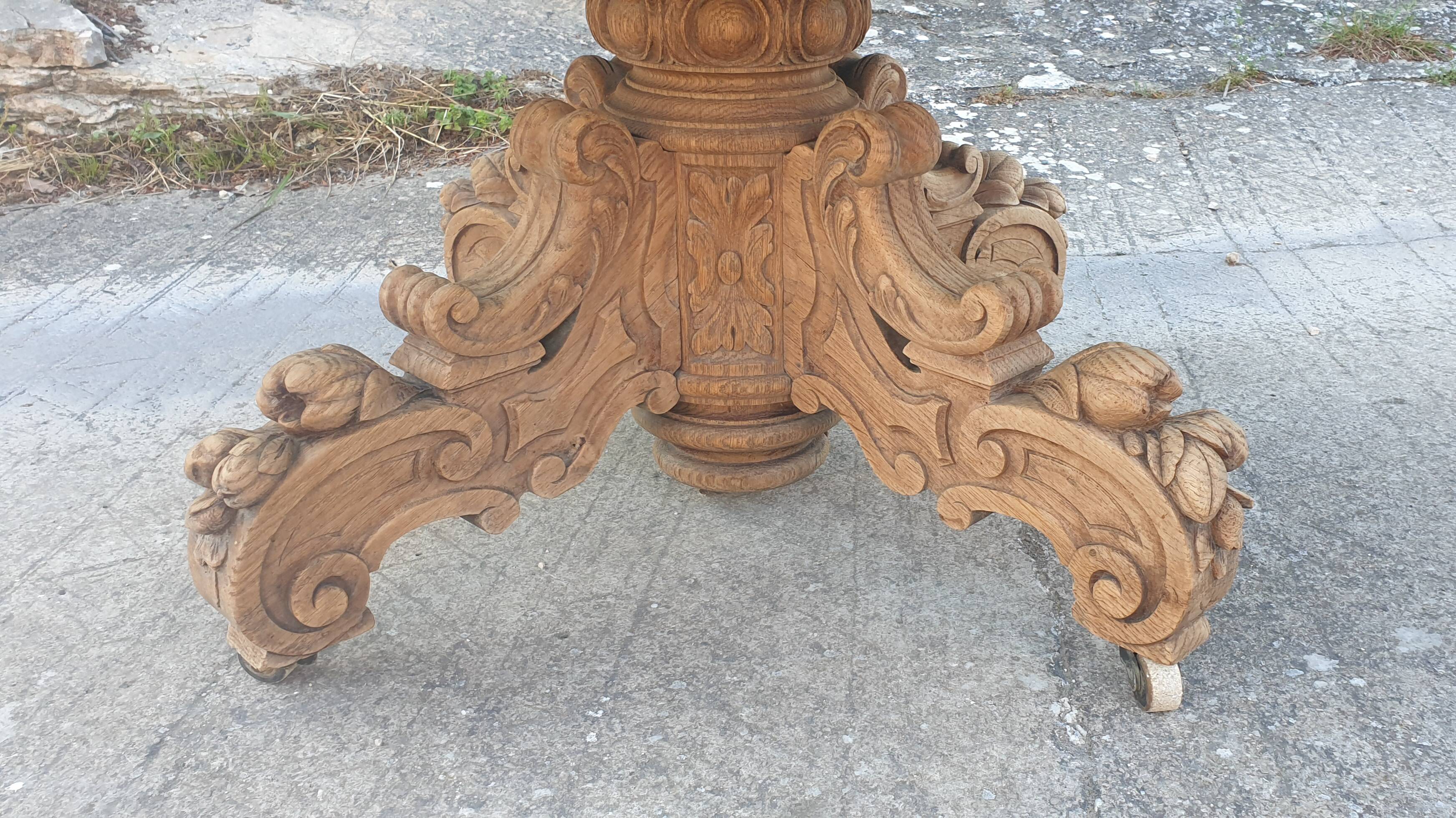 Table with central leg in solid oak, natural wood, carved base