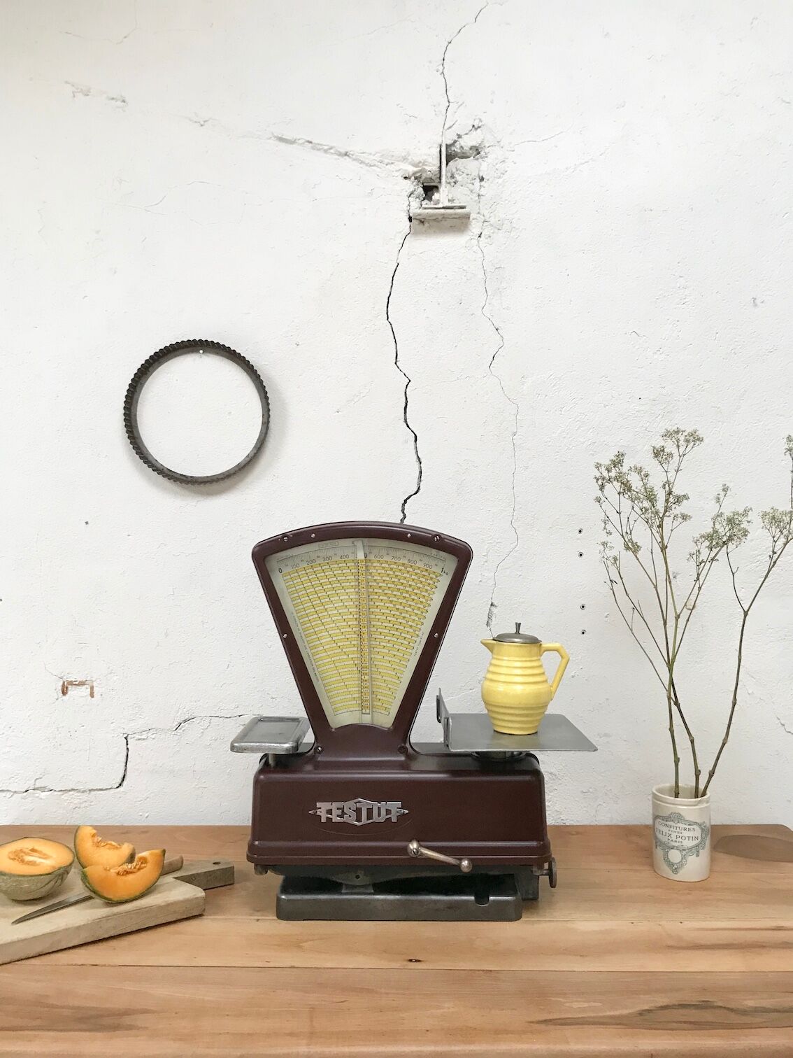 Testut kitchen scale in bakelite