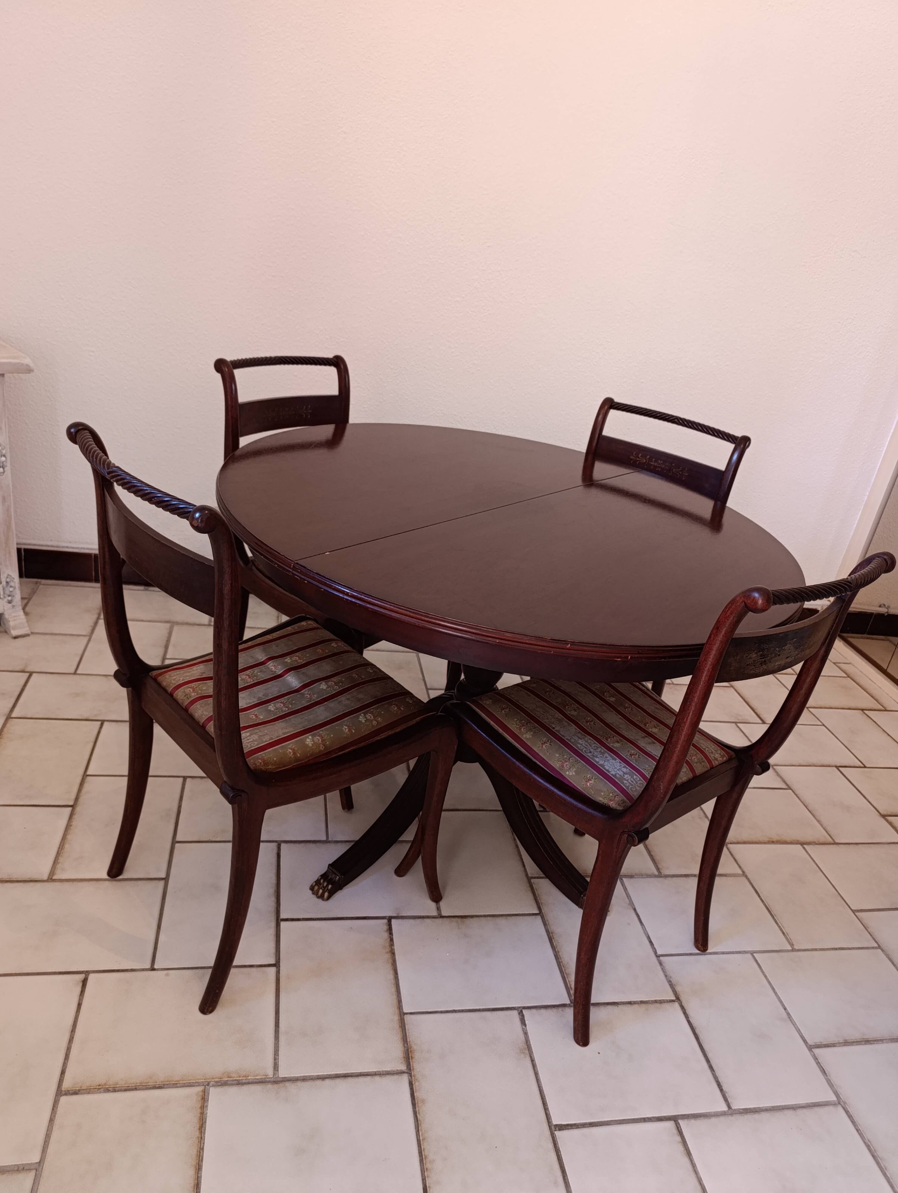 Table and chairs made of mahogany wood.