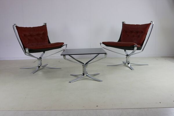 Chaises et table Falcon en métal chromé, design spécial des années 70, par Sigurd Re.