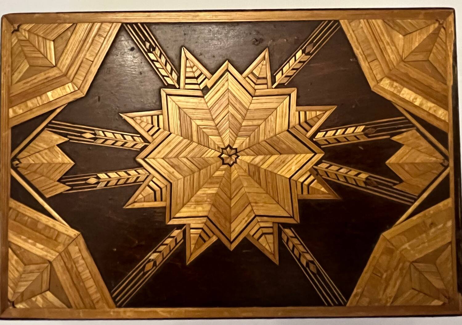 Boîte à bijoux en bois à marqueterie de paille