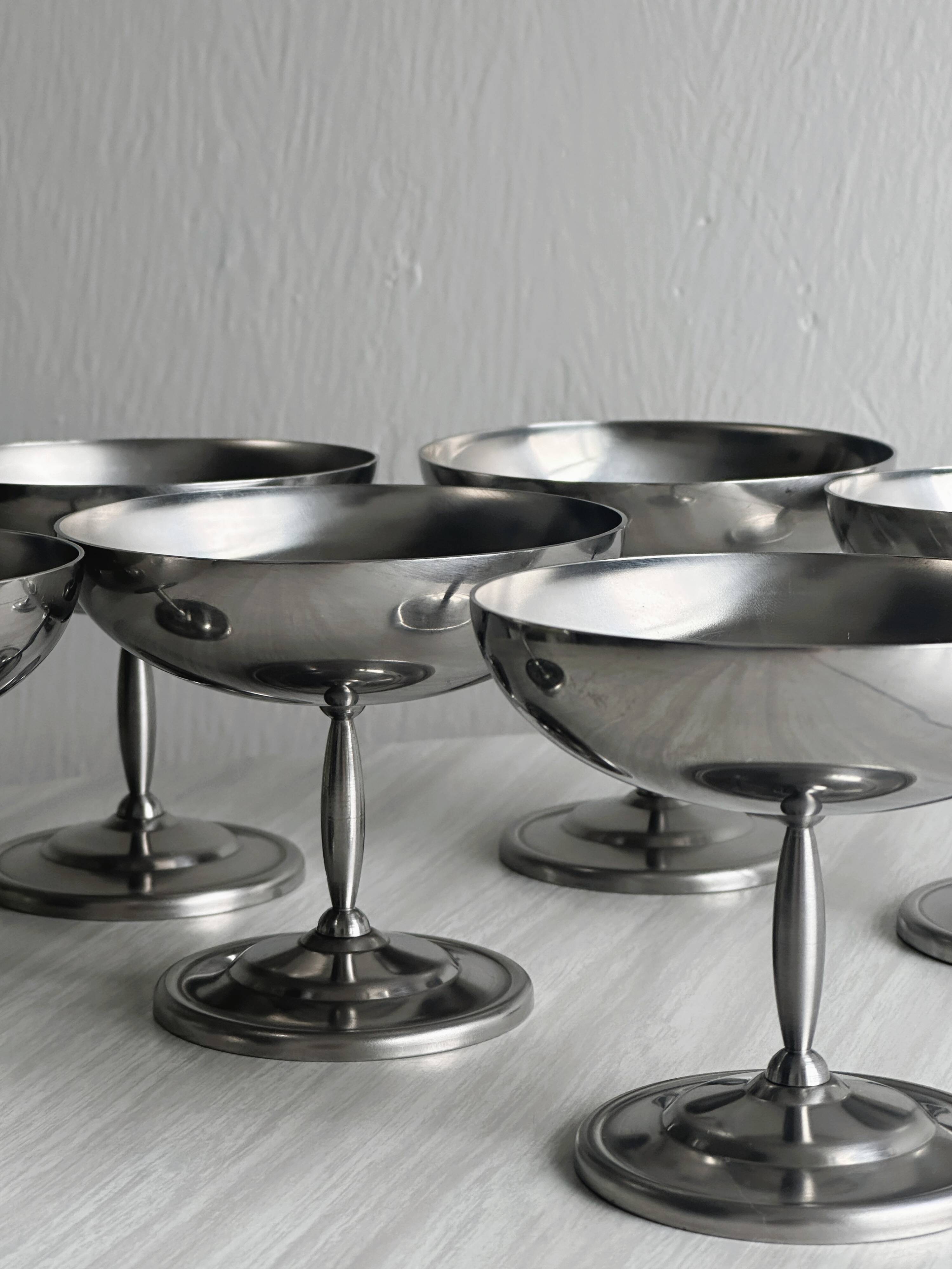 6 coupelles sur pied en inox