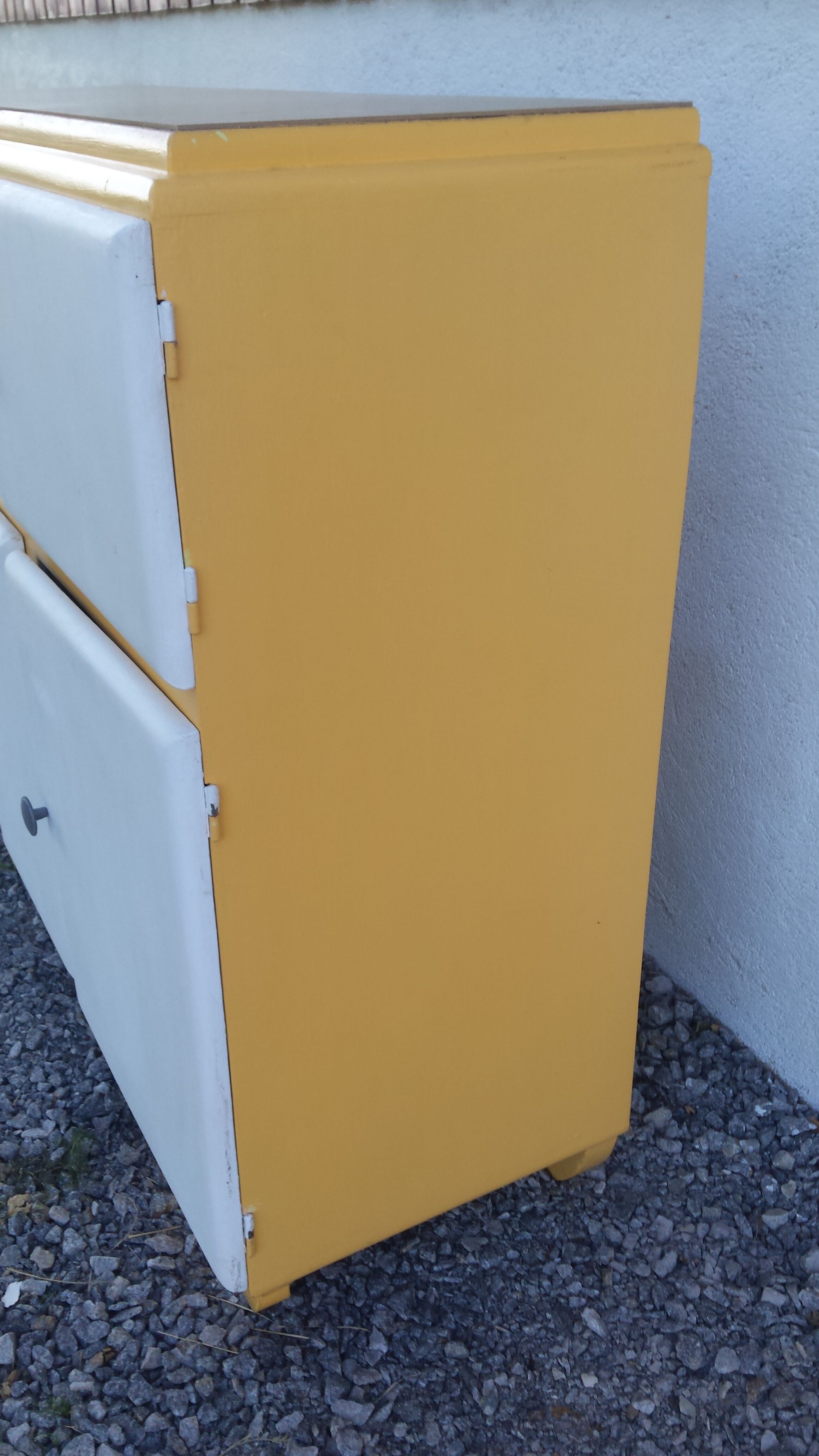 Buffet low yellow and white mado