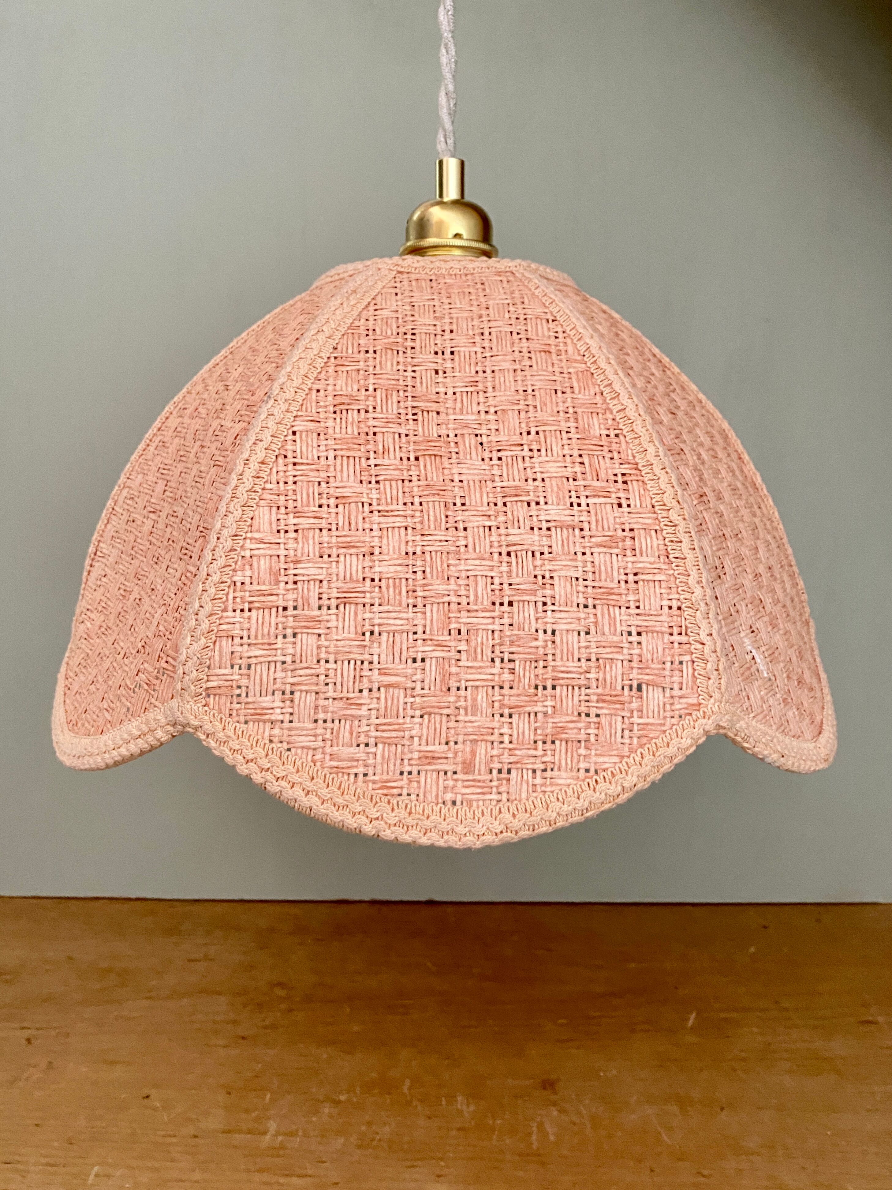 Suspension abat-jour vintage en matière naturelle rose