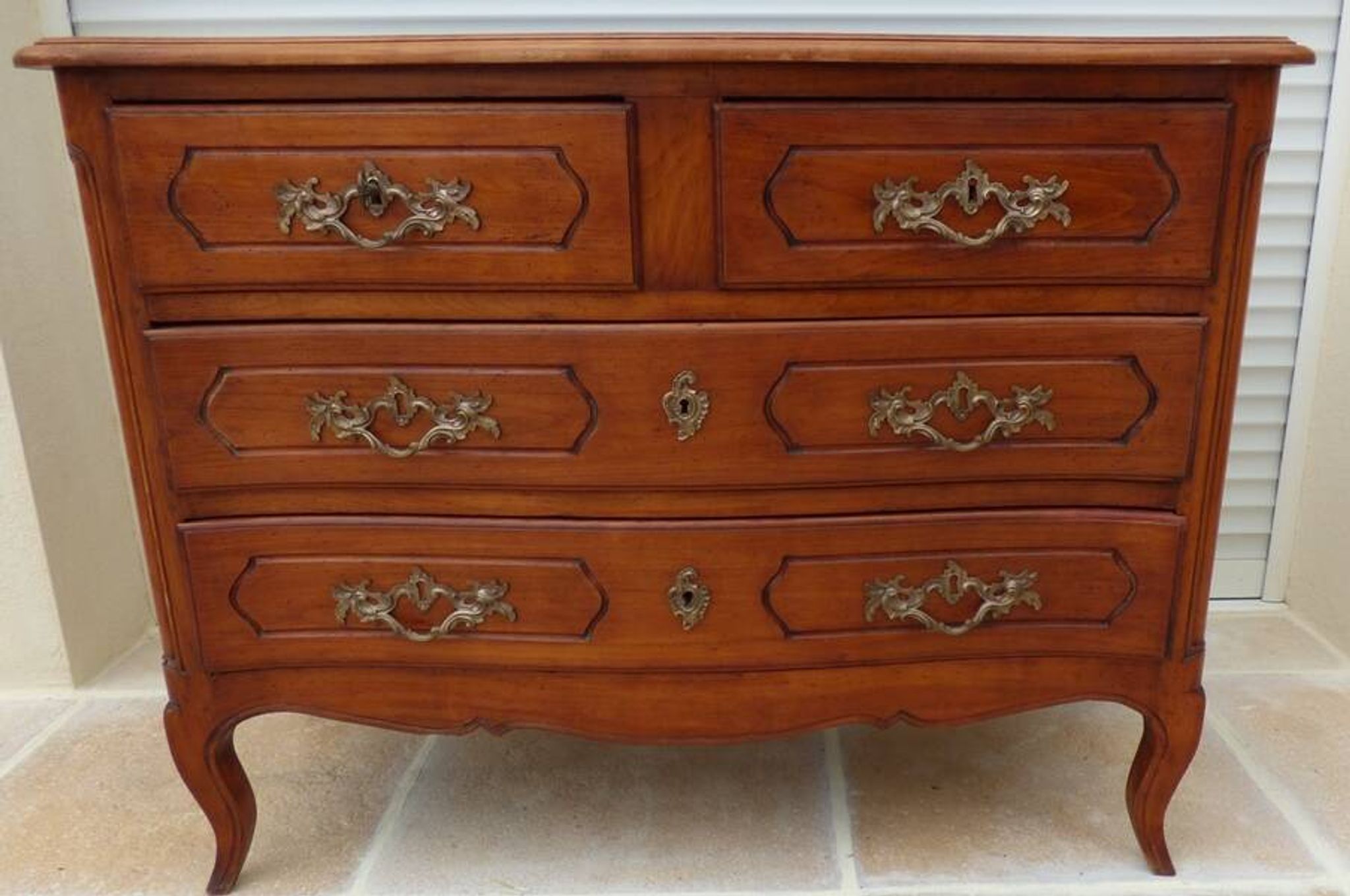 Antique style chest of drawers in stained and molded beech with 4 drawers - Very good condition