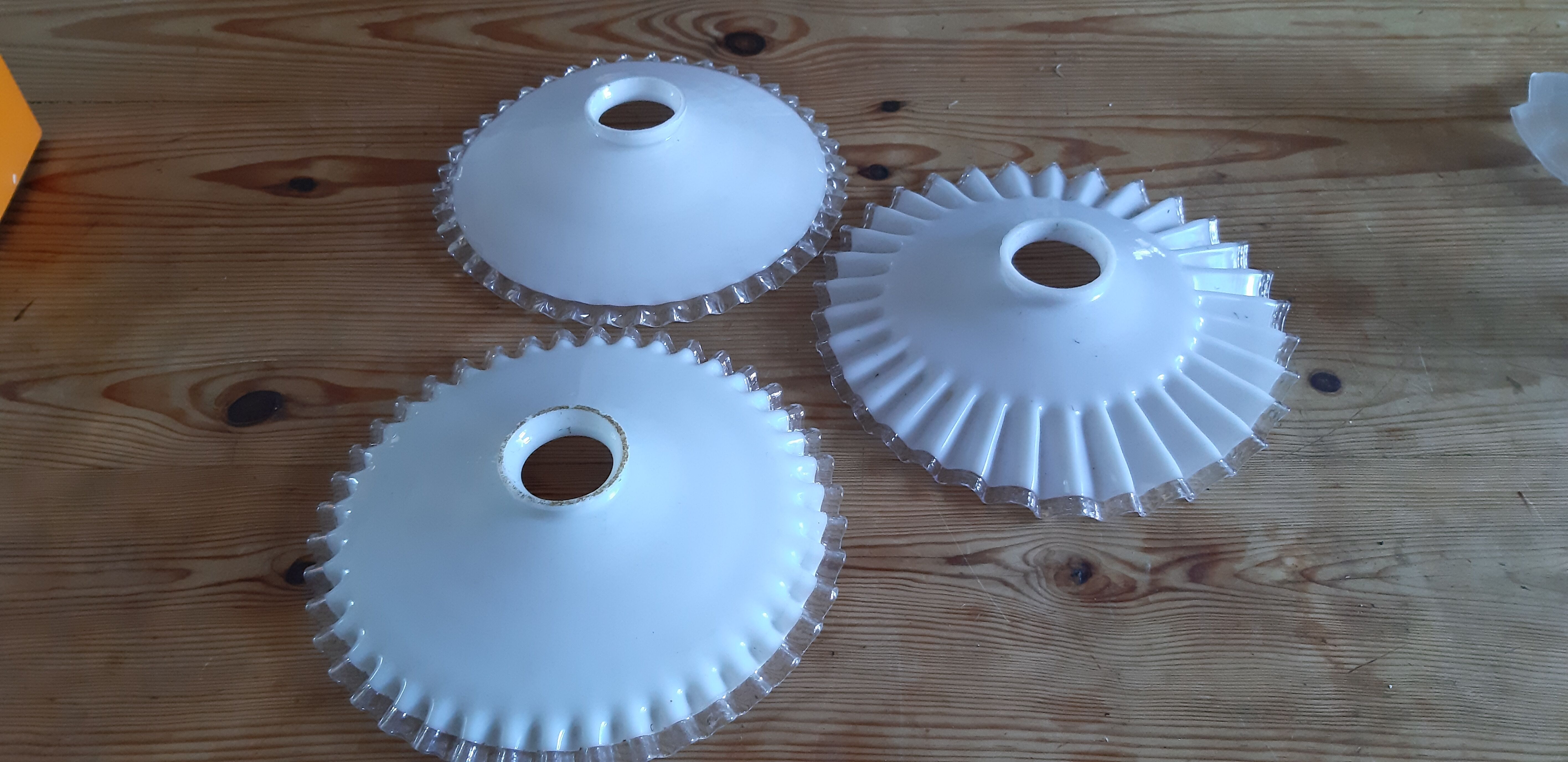 3 suspensions en opaline blanche 1900