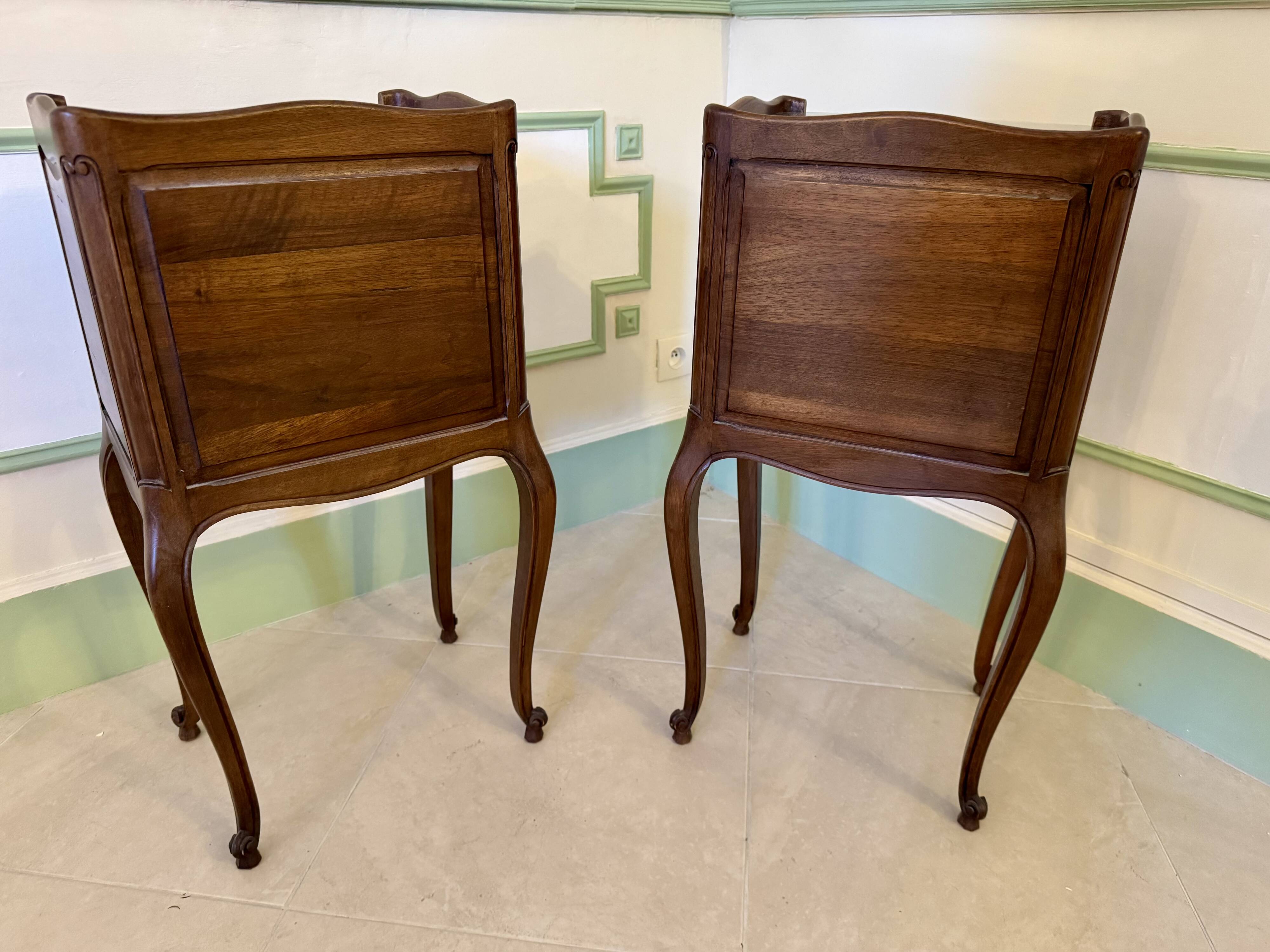 Paire de tables de chevet anciennes
