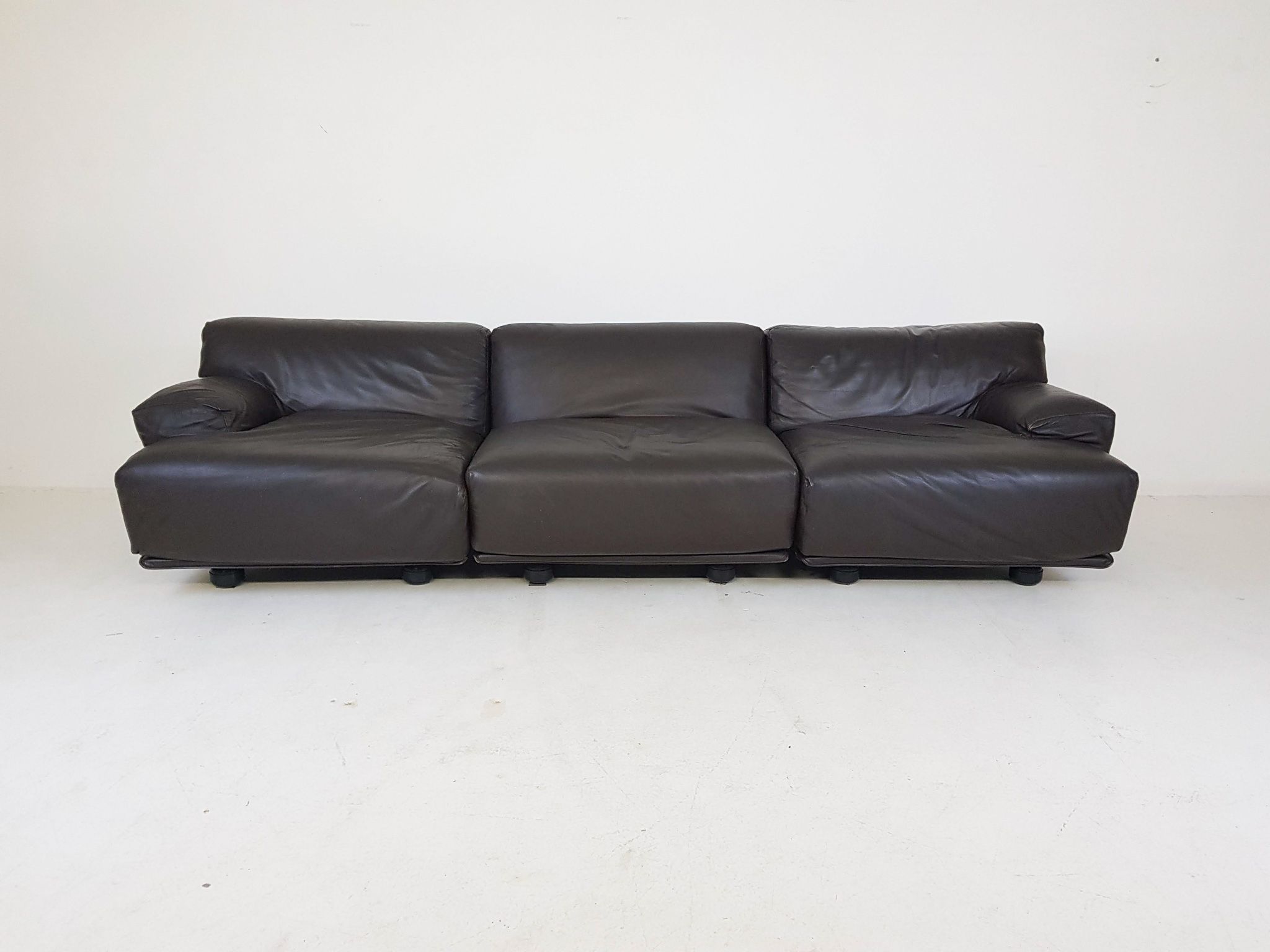 Vico Magistretti for Cassina "Fiandra" 3-Seater dark brown leather sofa, Italy 1970