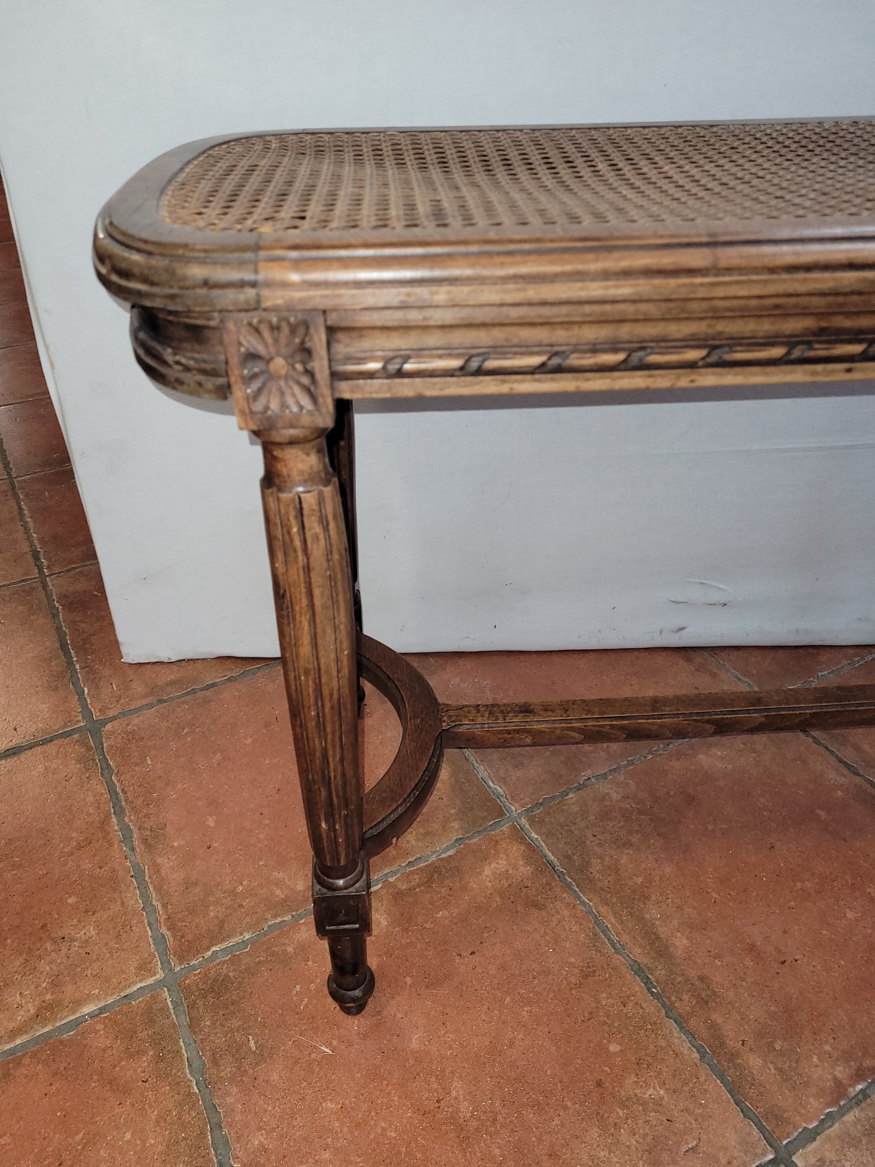 Piano bench