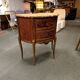 Commode Demi-Lune de style Louis XVI à deux tiroirs avec pla