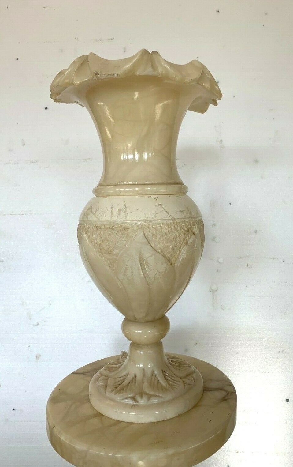 Column and vase lamp in alabaster with 20th century floral decoration