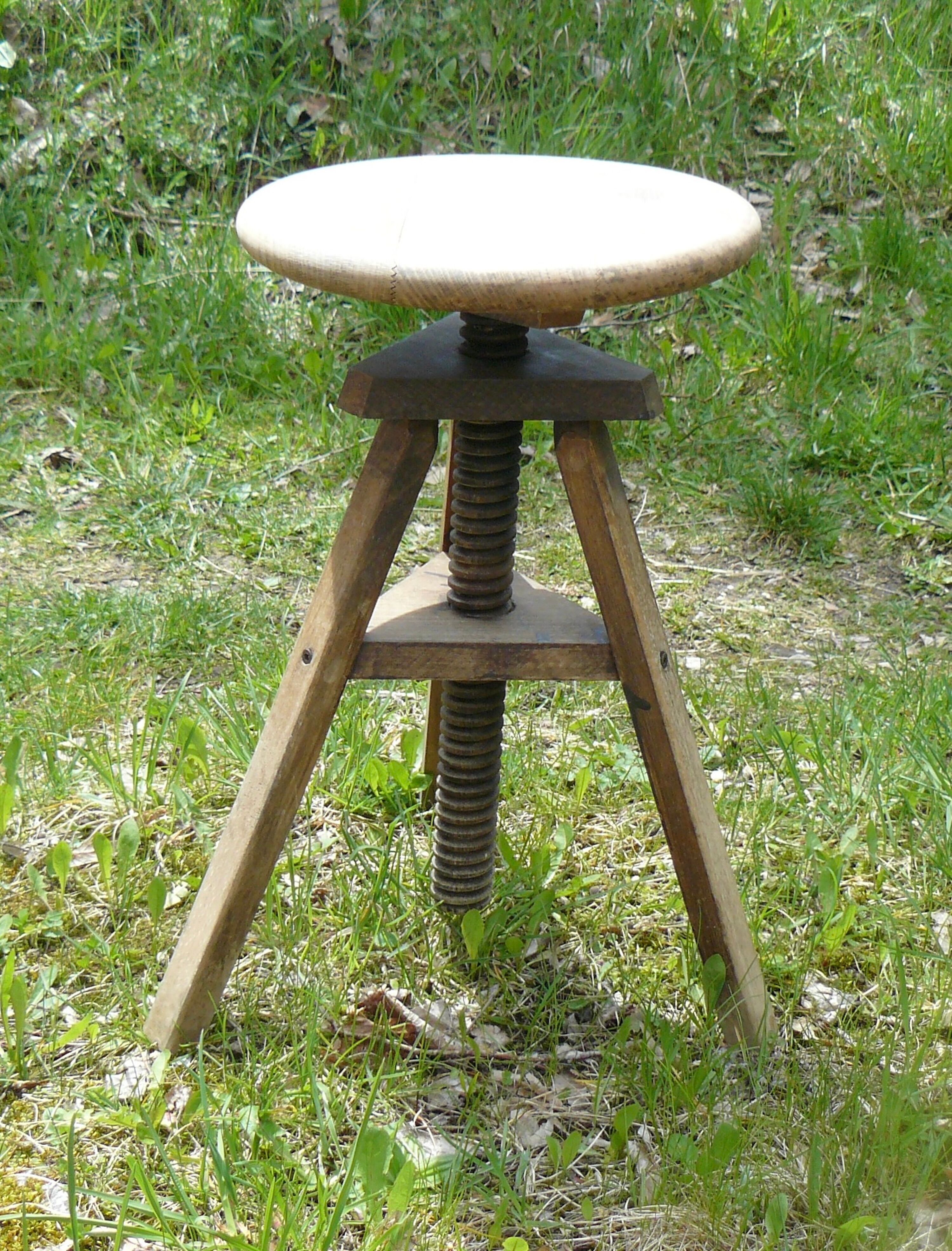 Tabouret tripode réglable à vis