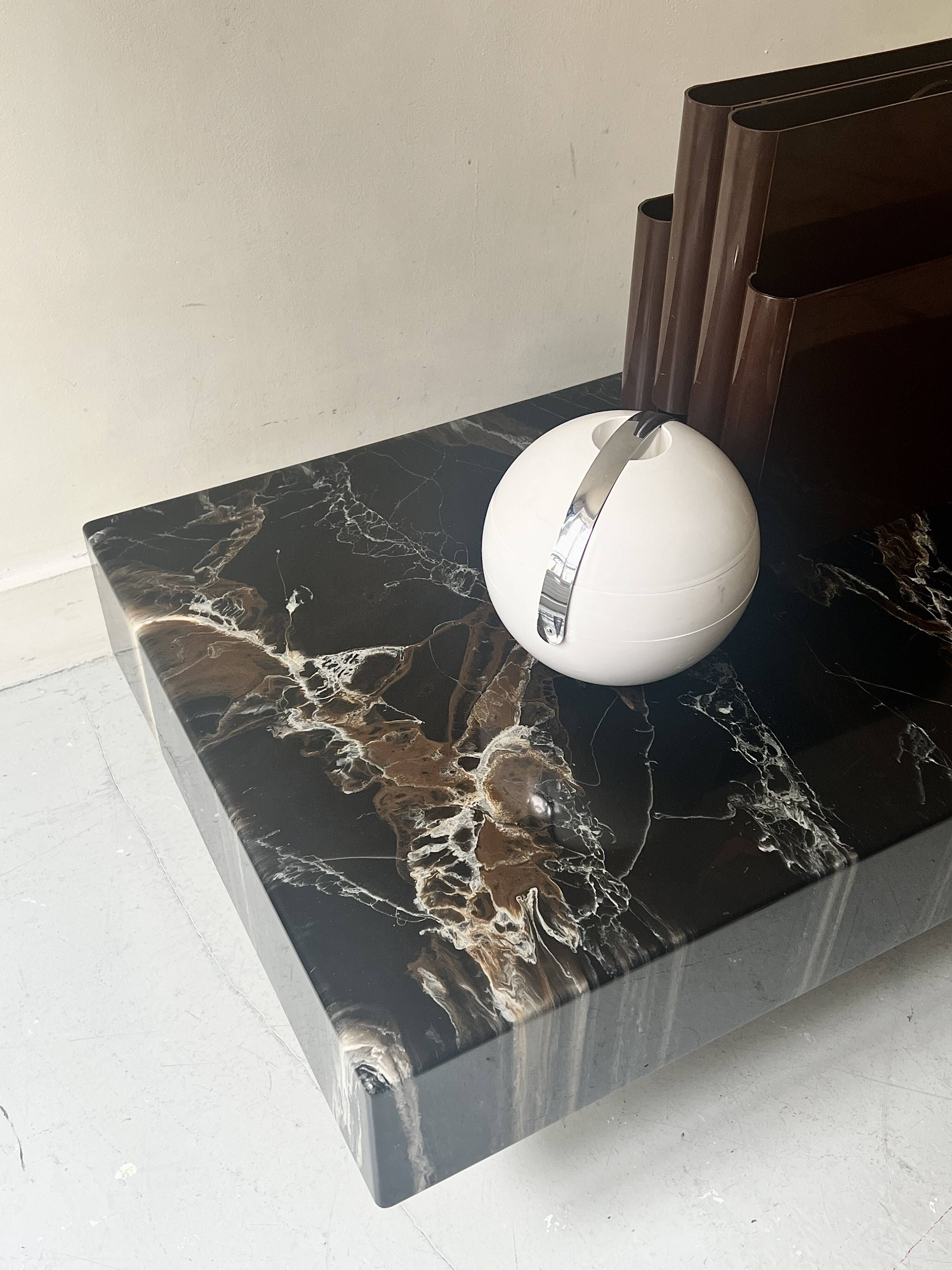 Table basse rectangulaire en résine marbre, design vers 1970