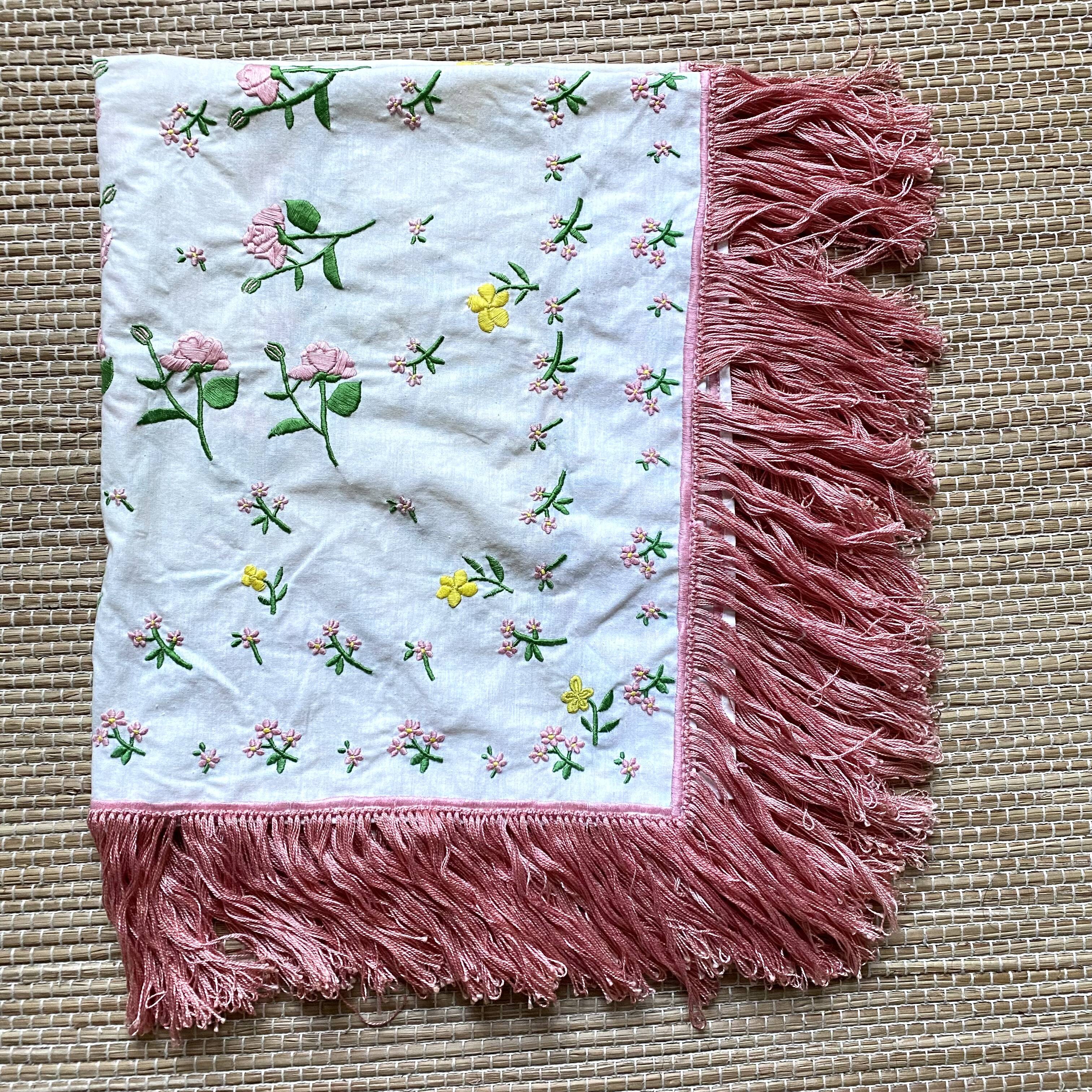 Nappe ancienne brodée 89 x102 cm