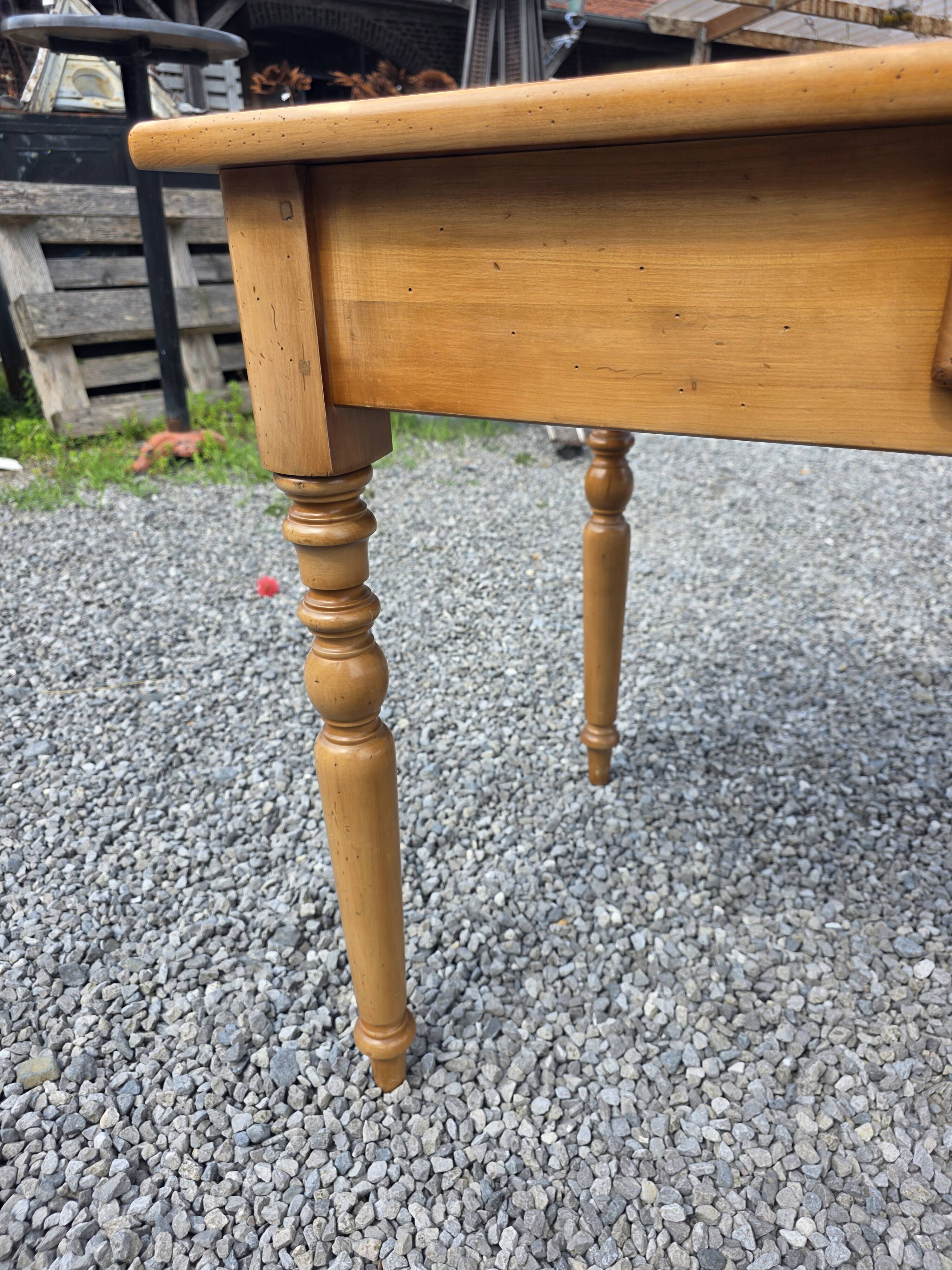 Bureau style Louis Philippe en merisier massif