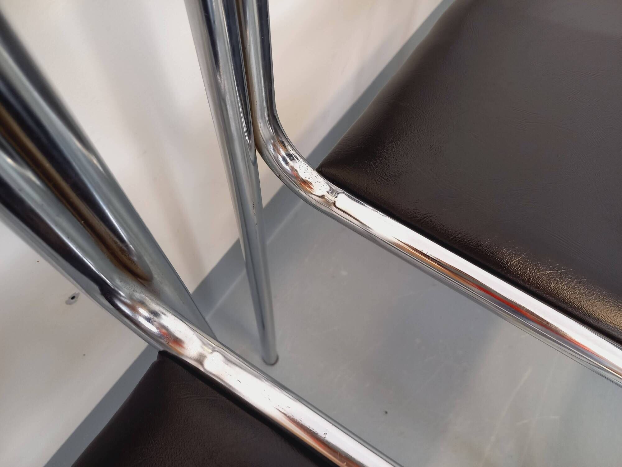 Set of 6 vintage Italian stackable chairs in chrome metal and faux leather.