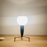 Lampe tripode laiton années 50, globe opaline