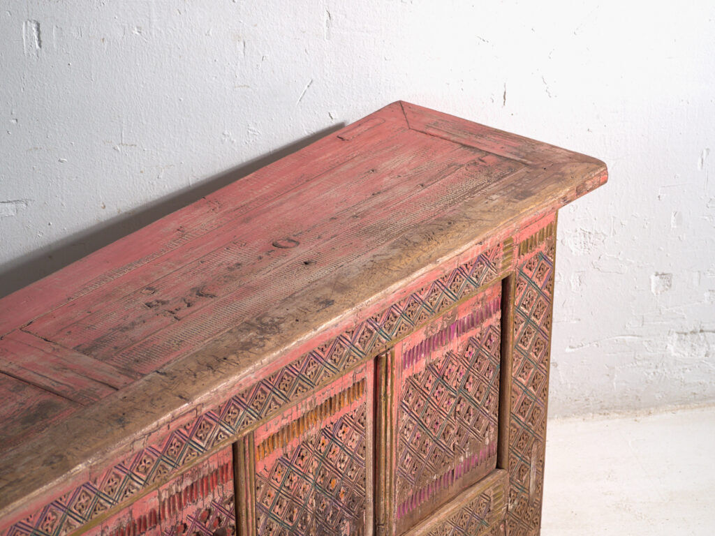 Buffet ancien bas sculpté en bois de sapin – Chine, vers 1930