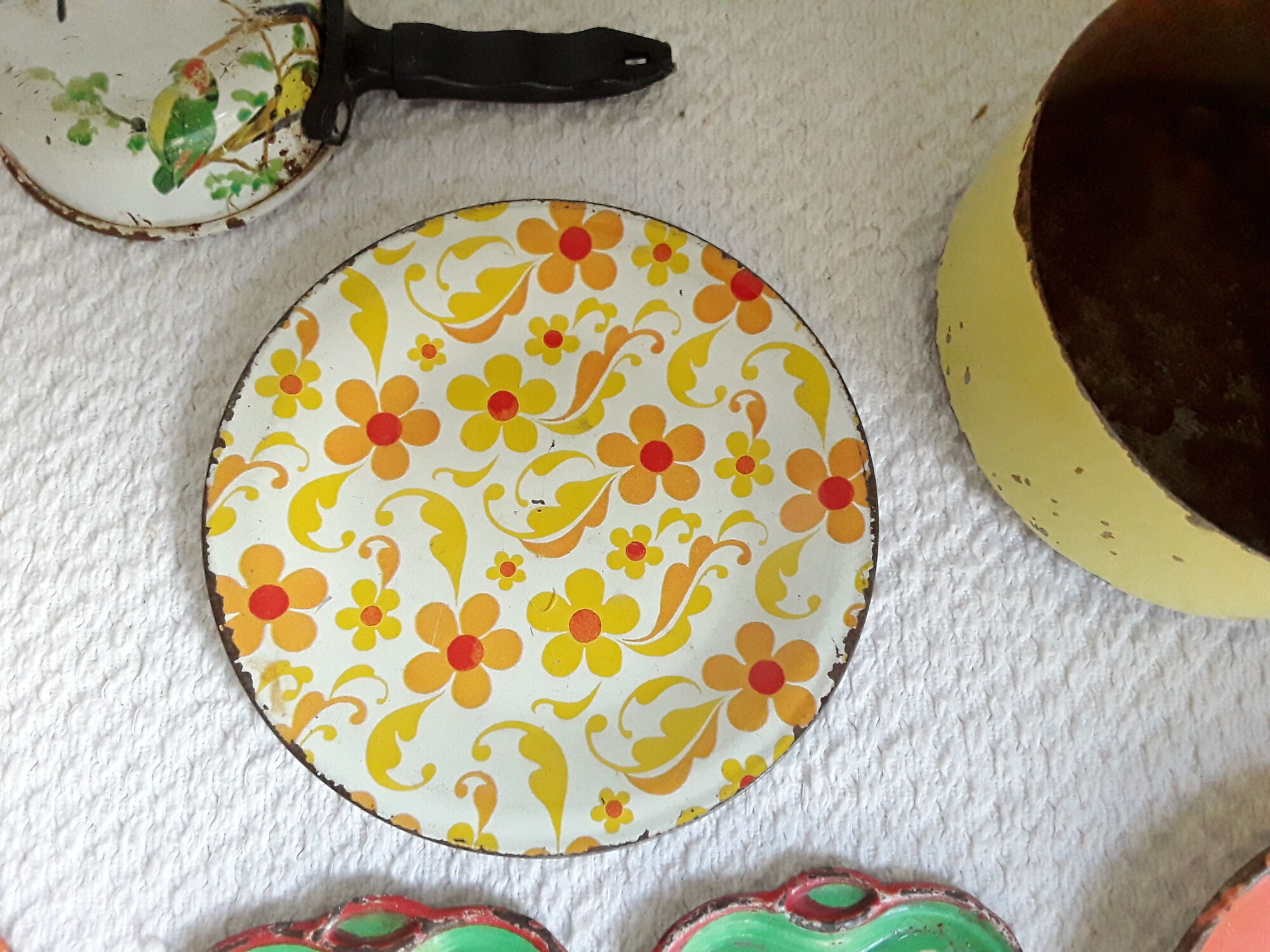 Vintage dinette in enamelled sheet metal of 27 pieces