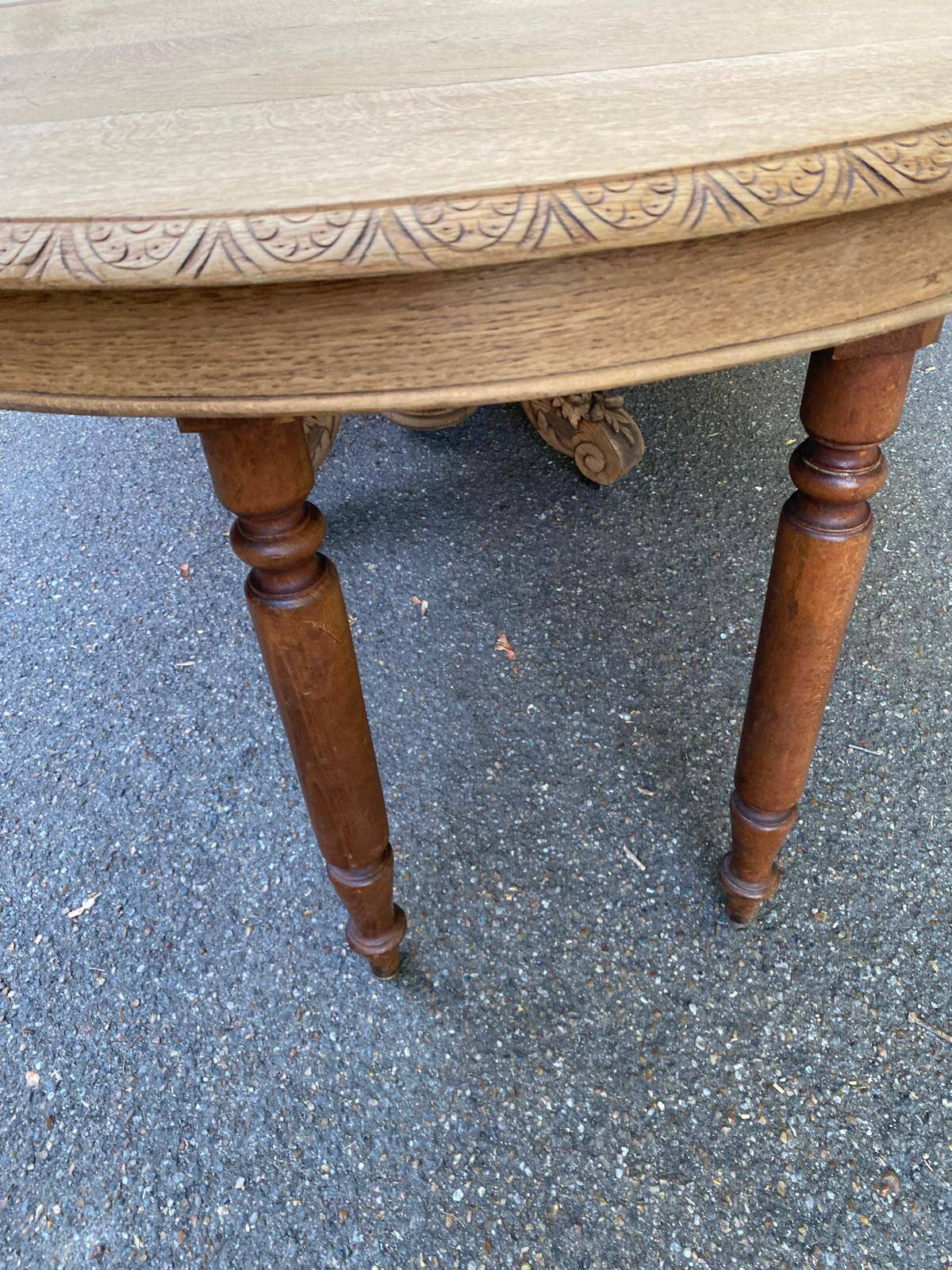 Round extendable dining table Napoleon III renovated in 19th-century oak.