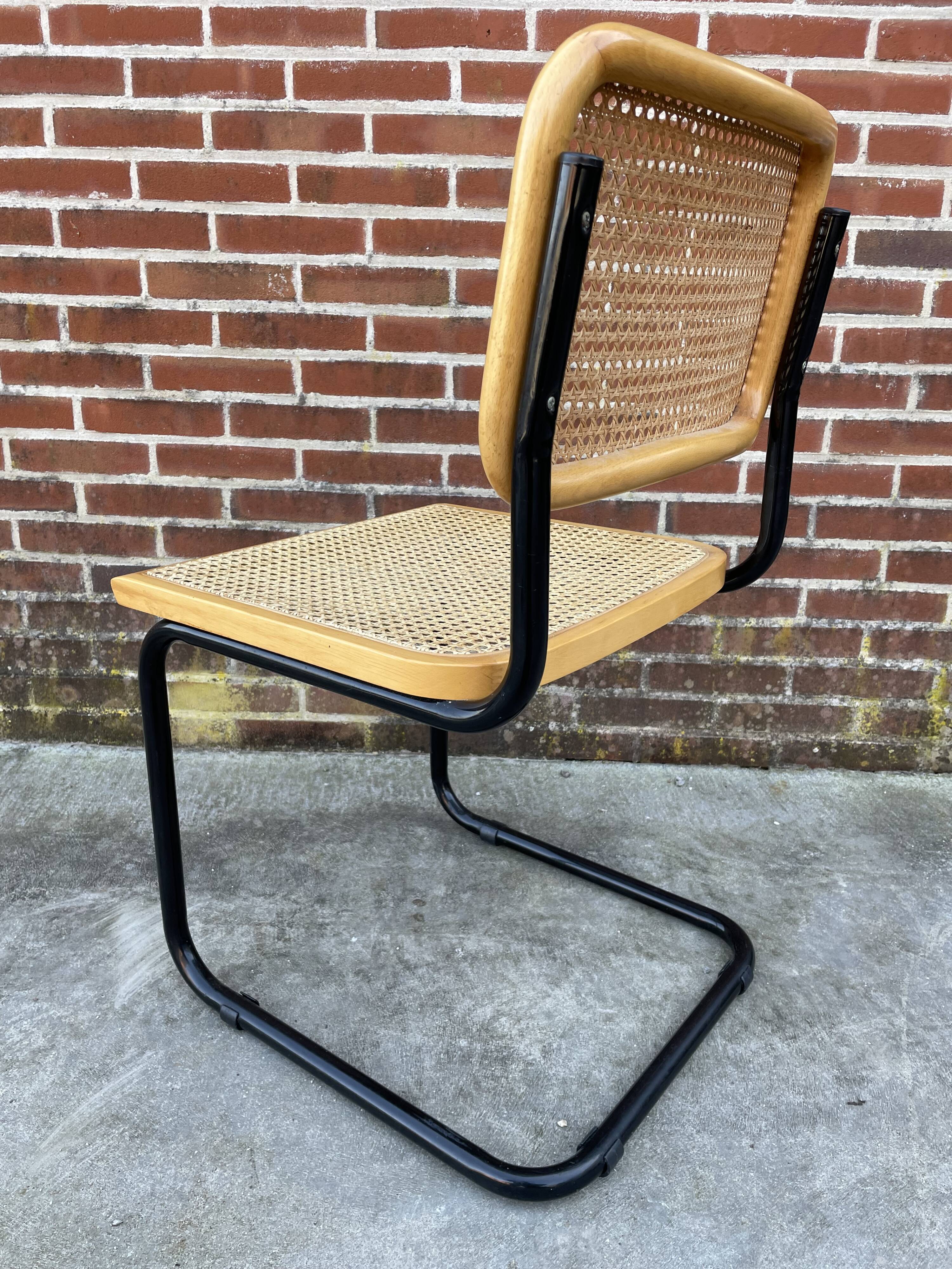 Chaise design Cesca modèle b32 en noir