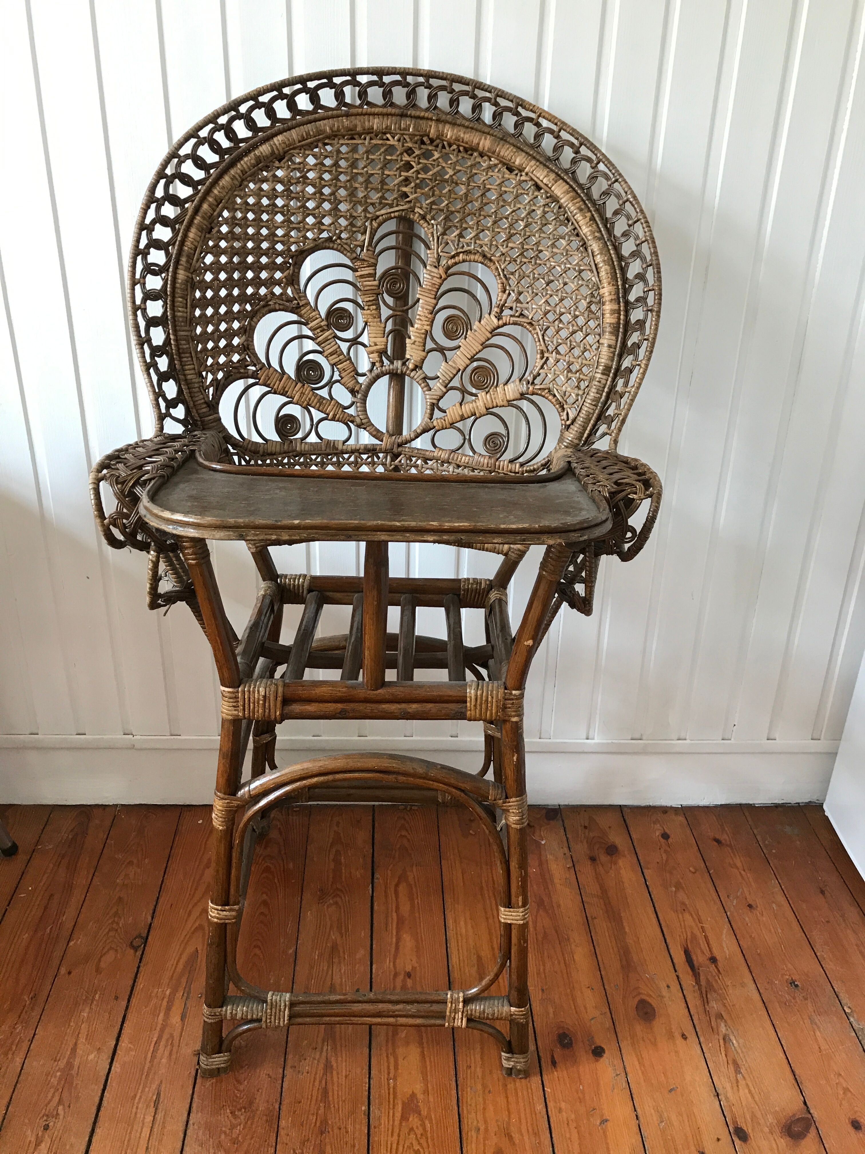 Emmanuelle chair for children