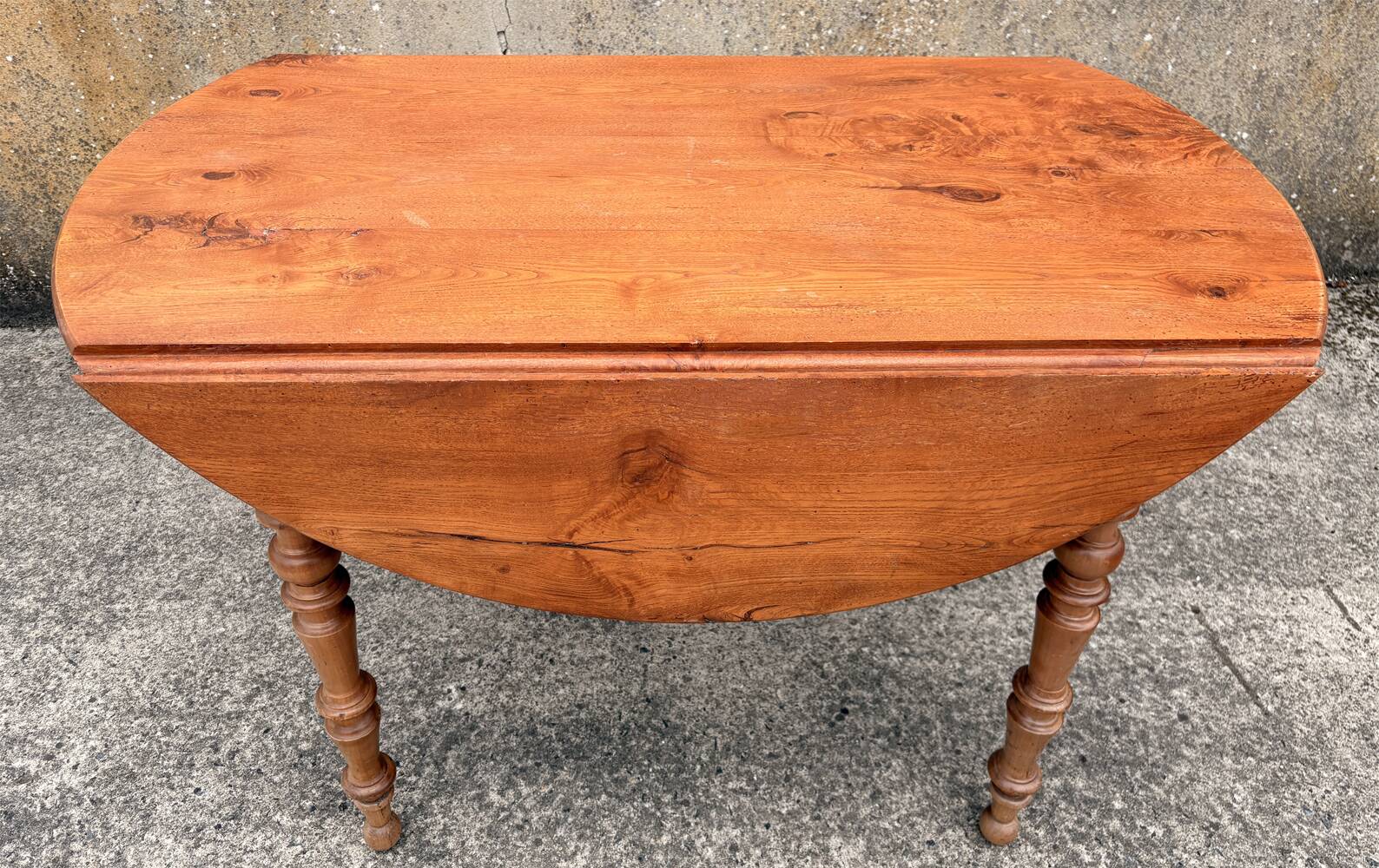 Round solid oak table with extensions, cabinetmaker's sliding mechanism,