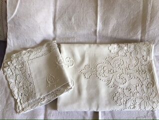 Linen adornment Richelieu OC