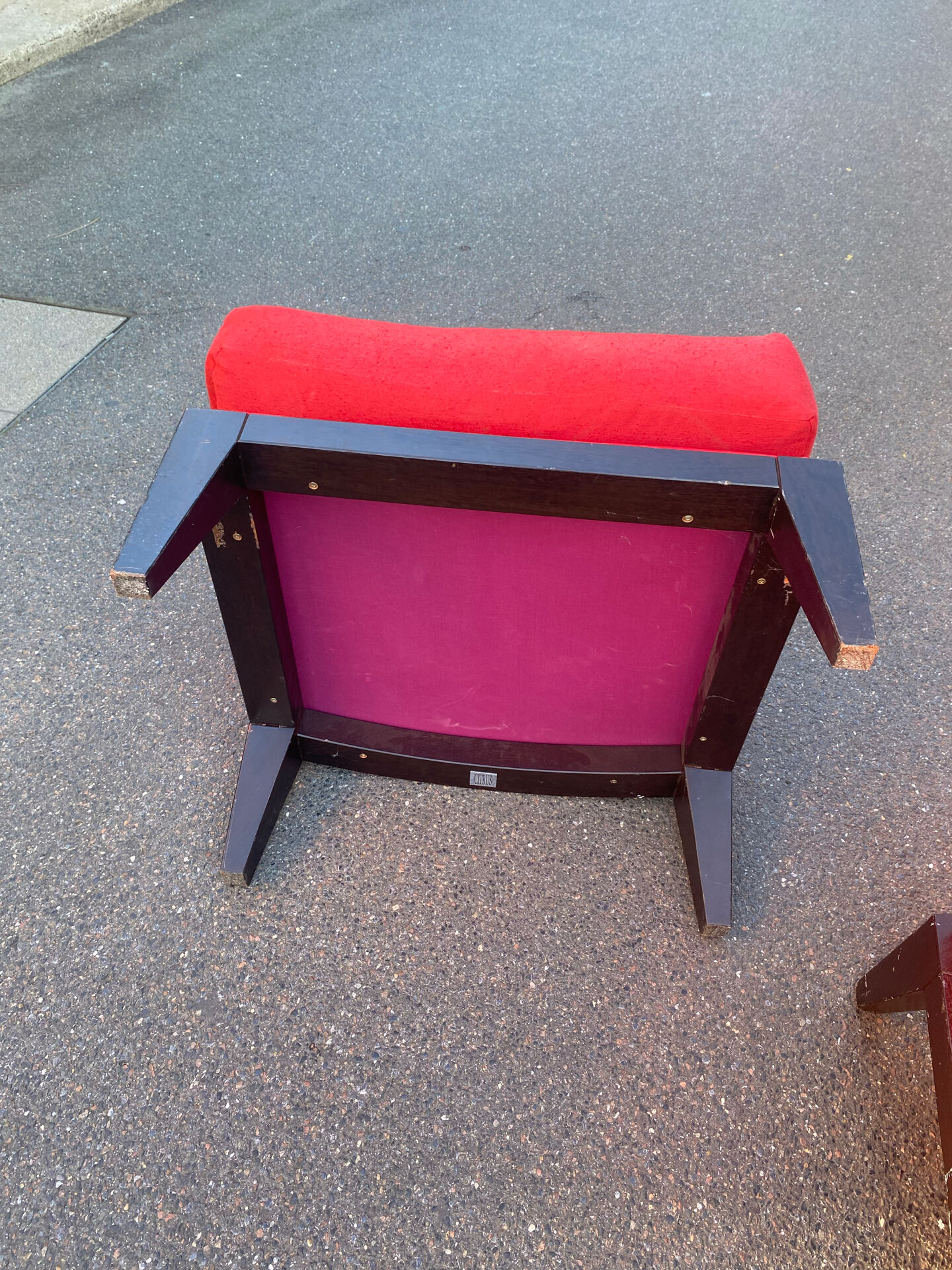 Paires des fauteuils rouge. 
