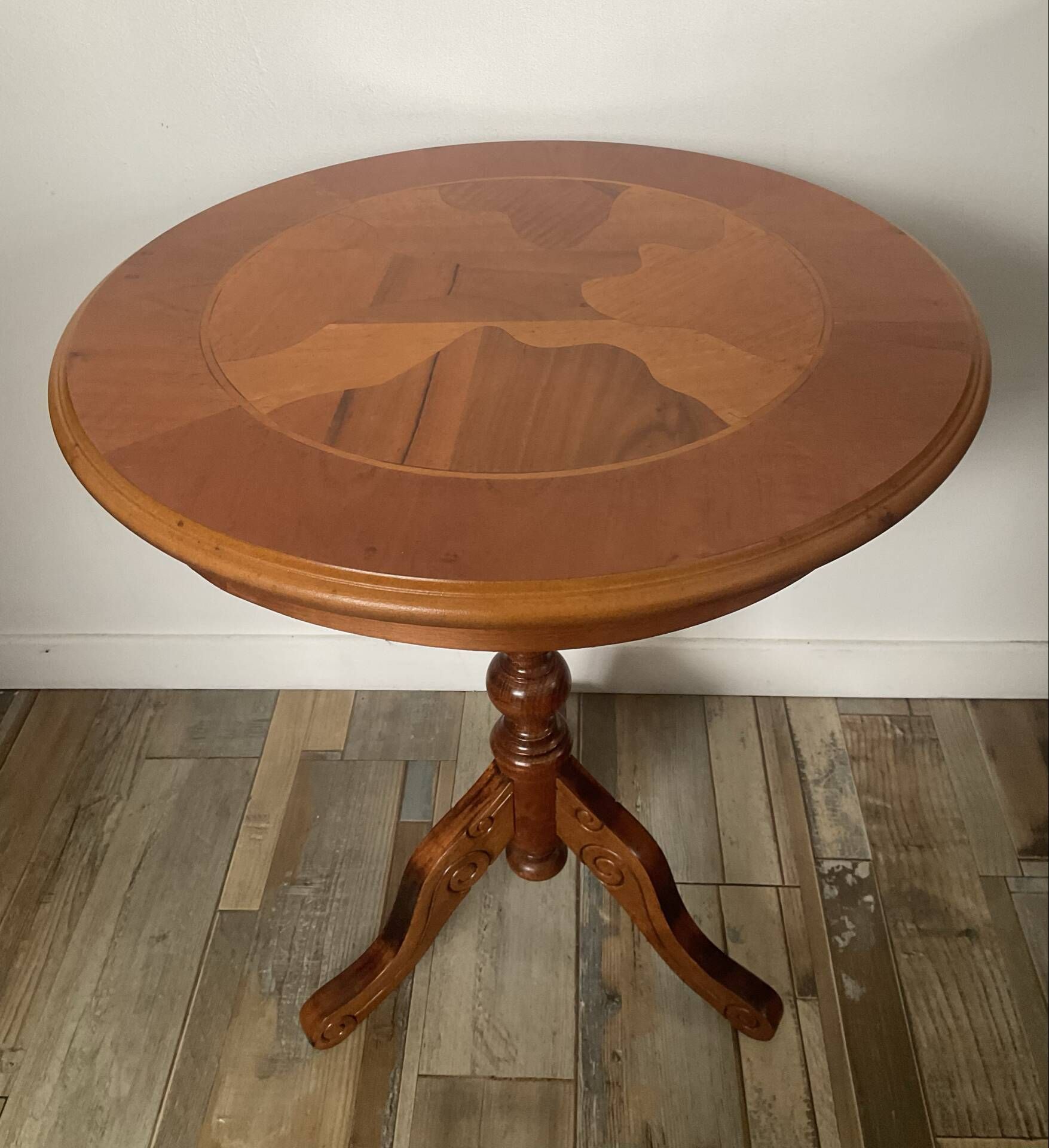 Side table or end table in solid wood with marquetry top.