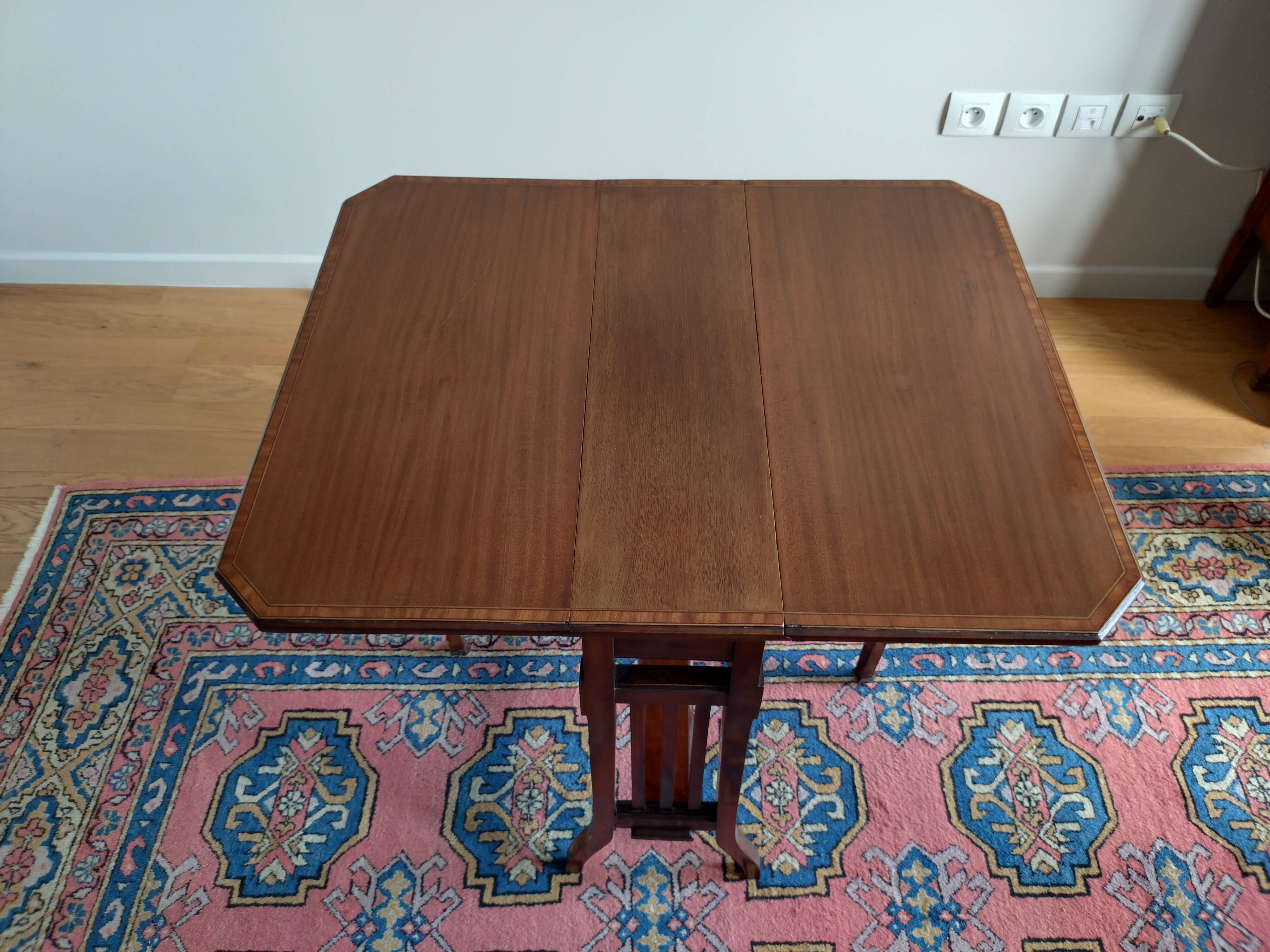 Folding side table in cherry wood