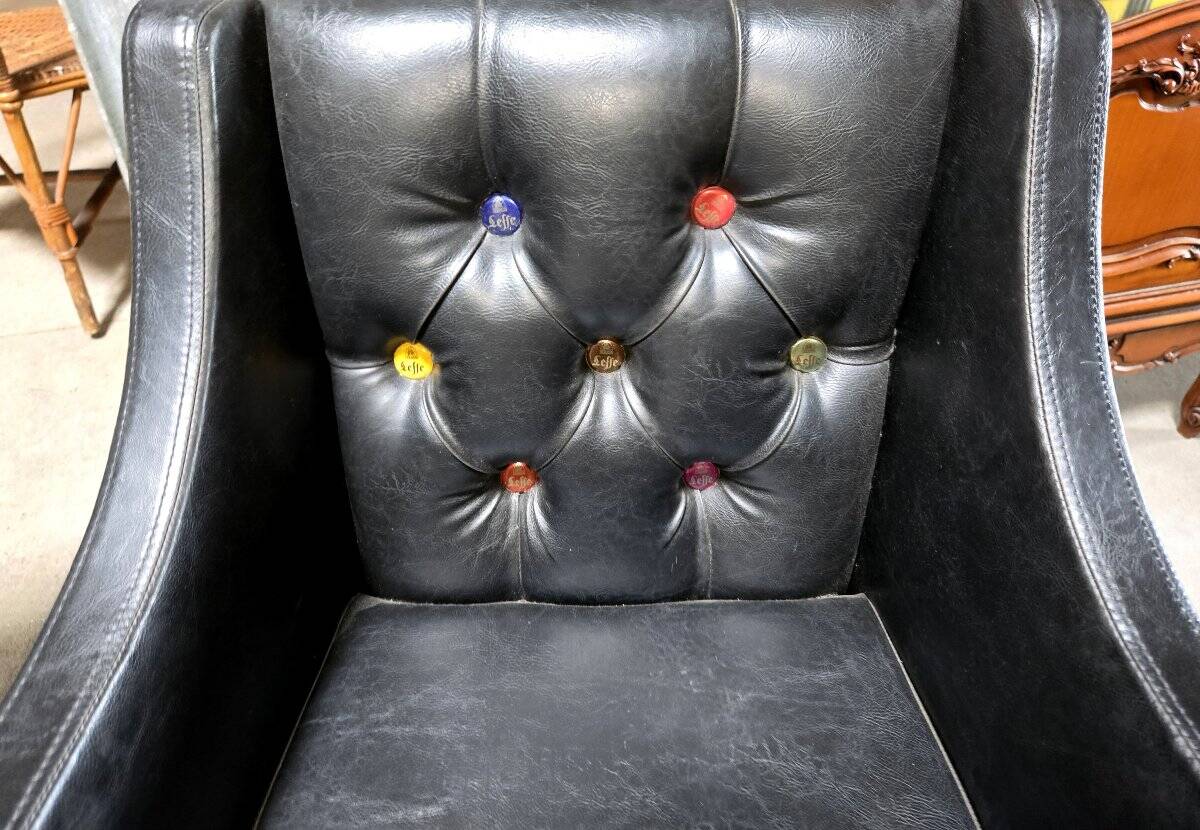 Paire de fauteuils en cuir noir, années 50