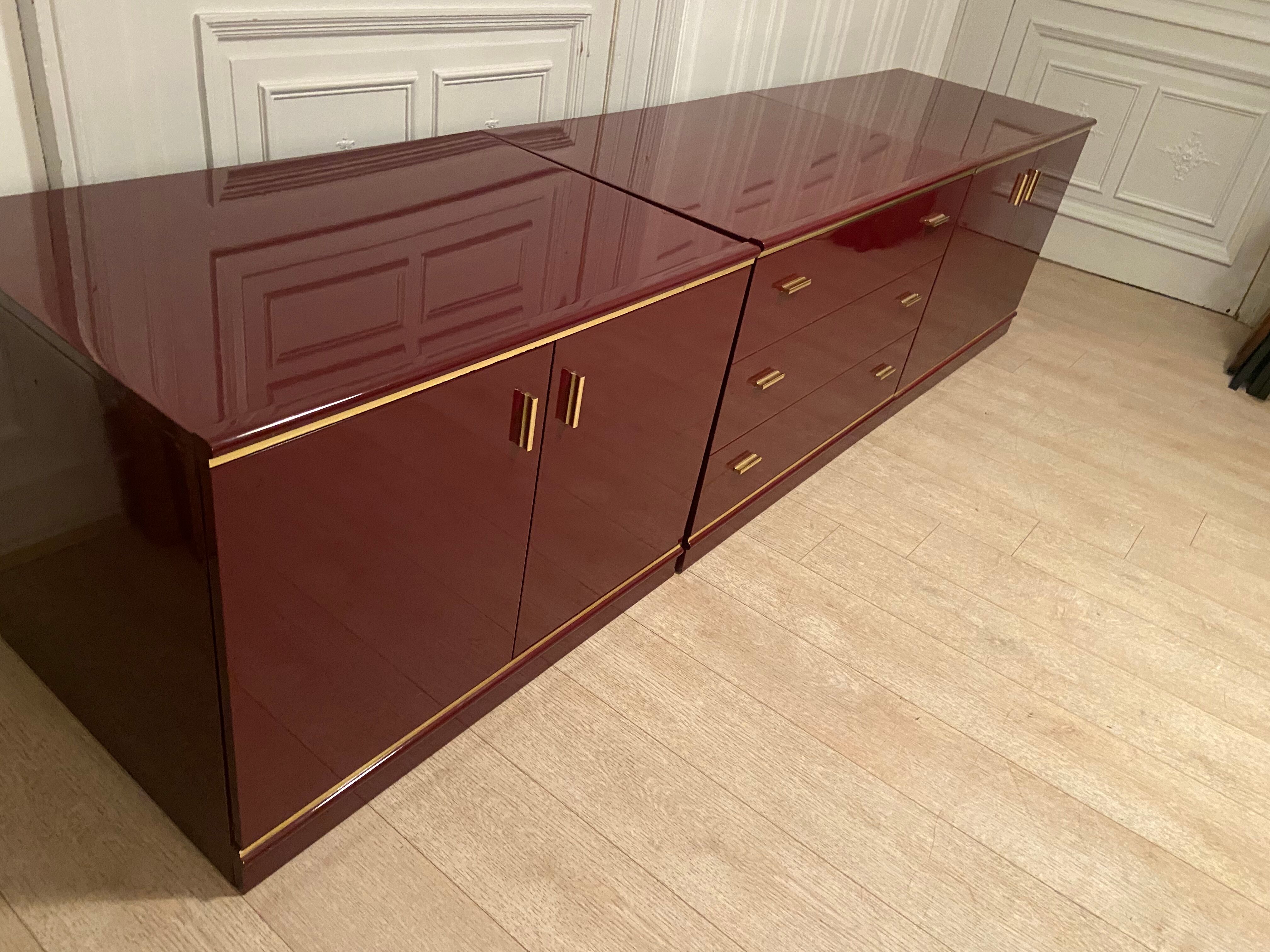 Enfilade laquée bordeaux et laiton 1970s