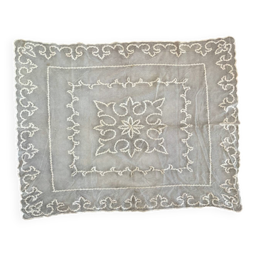 Ancienne nappe brodée en broderie ajourée