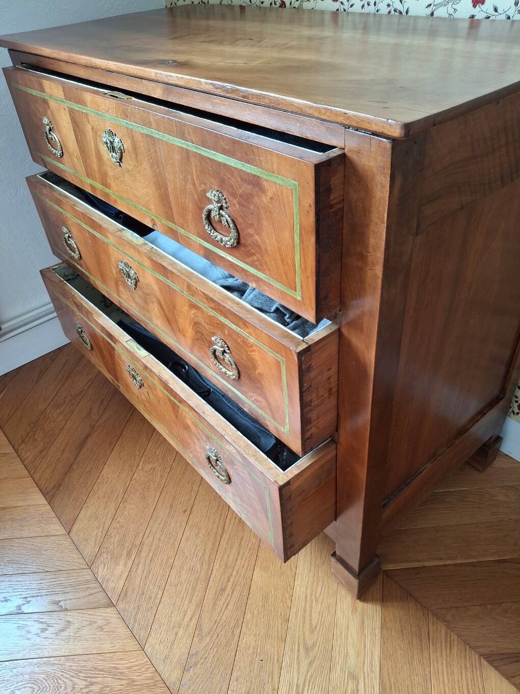 Empire chest of drawers with 3 drawers
