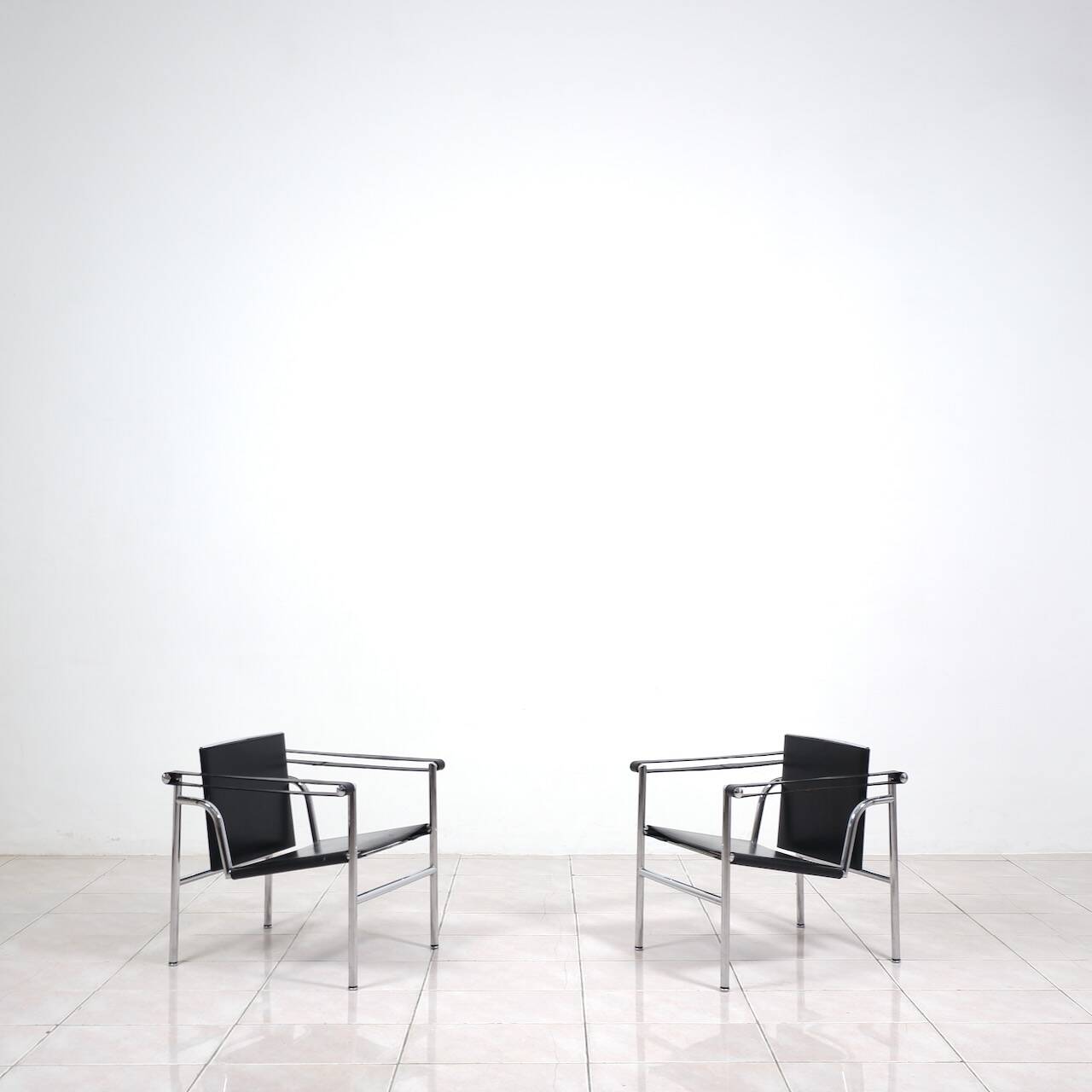 Fauteuil « lc1 » de charlotte perriand pour le corbusier, édités par cassina